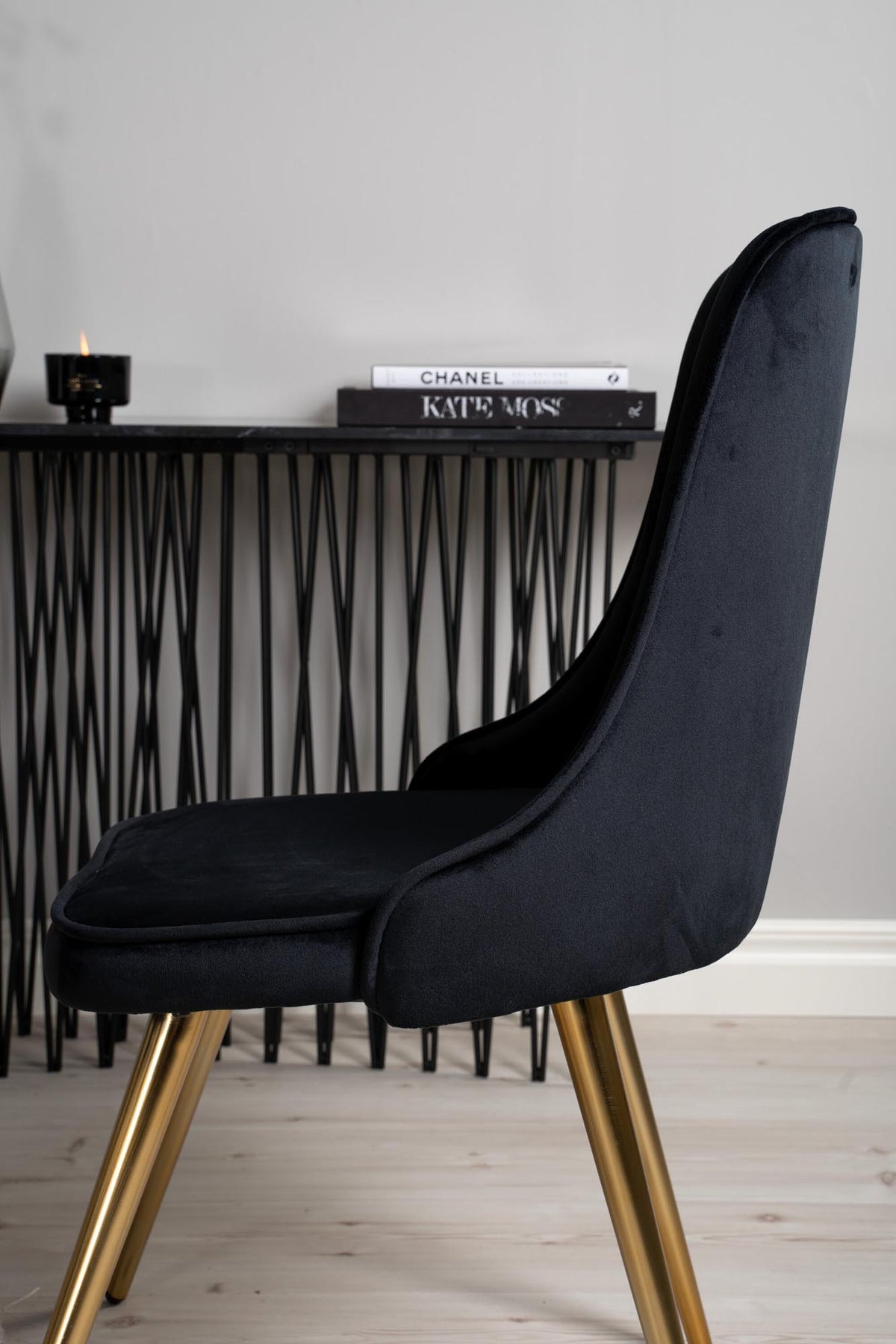 Dipp Esszimmerset + Velvet Deluxe ⌀115cm/4St. in Schwarz / Gold präsentiert im Onlineshop von KAQTU Design AG. Esszimmerset ist von Venture Home