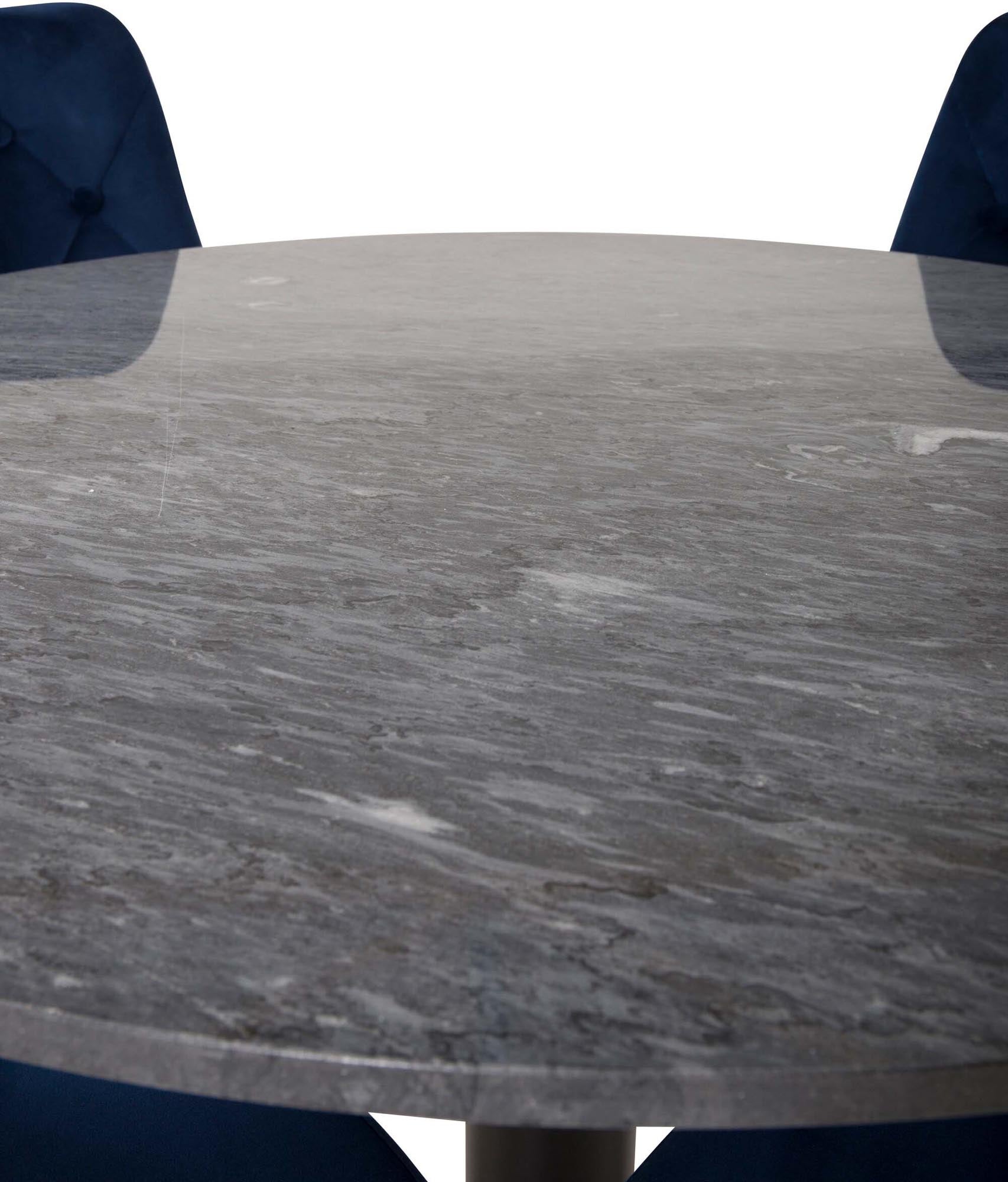 Stilvolles Esszimmerset mit rundem Tisch und vier Samtstühlen.