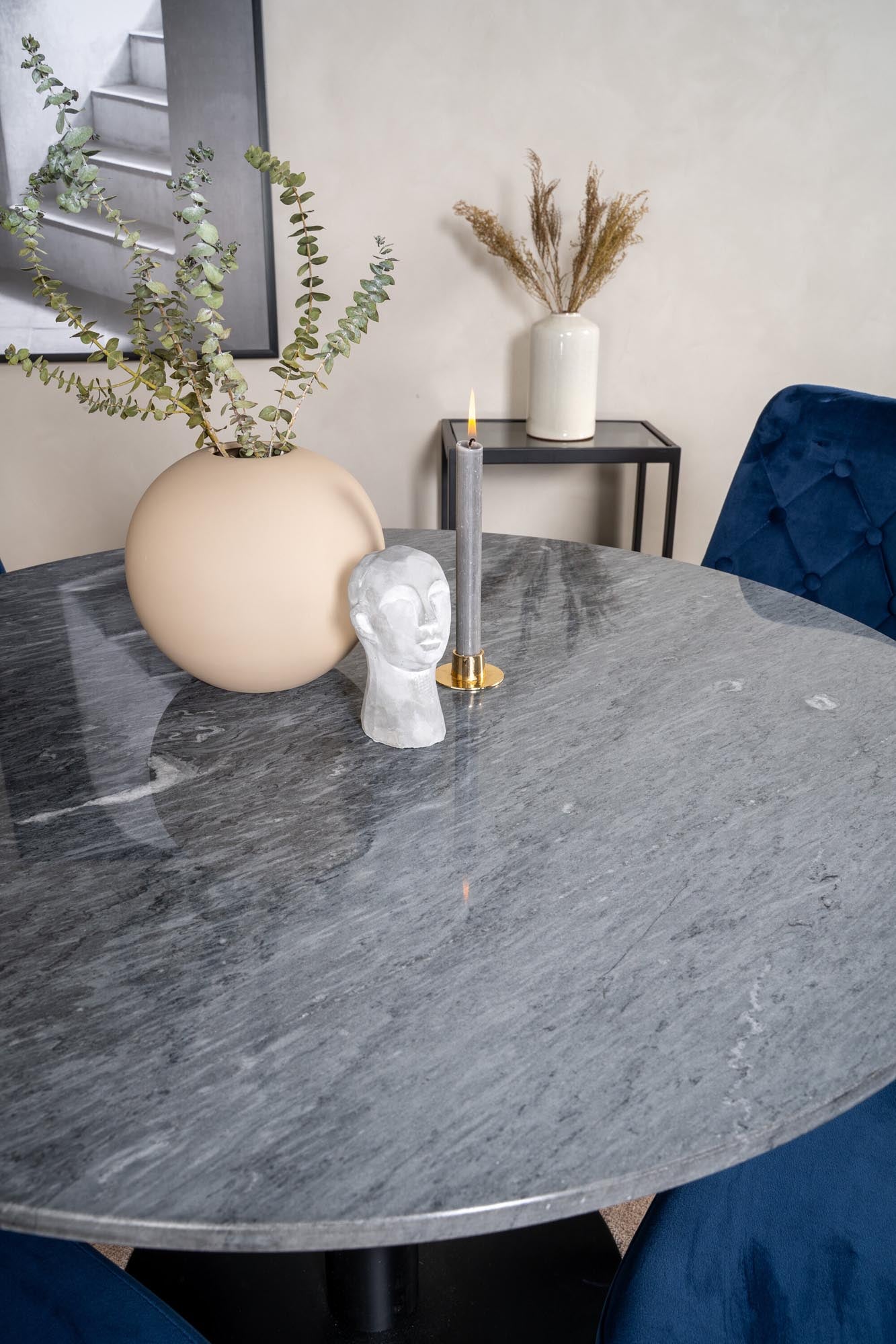 Elegantes Esszimmerset mit Marmortisch und vier stilvollen Samtstühlen für höchsten Komfort und einladende Atmosphäre.