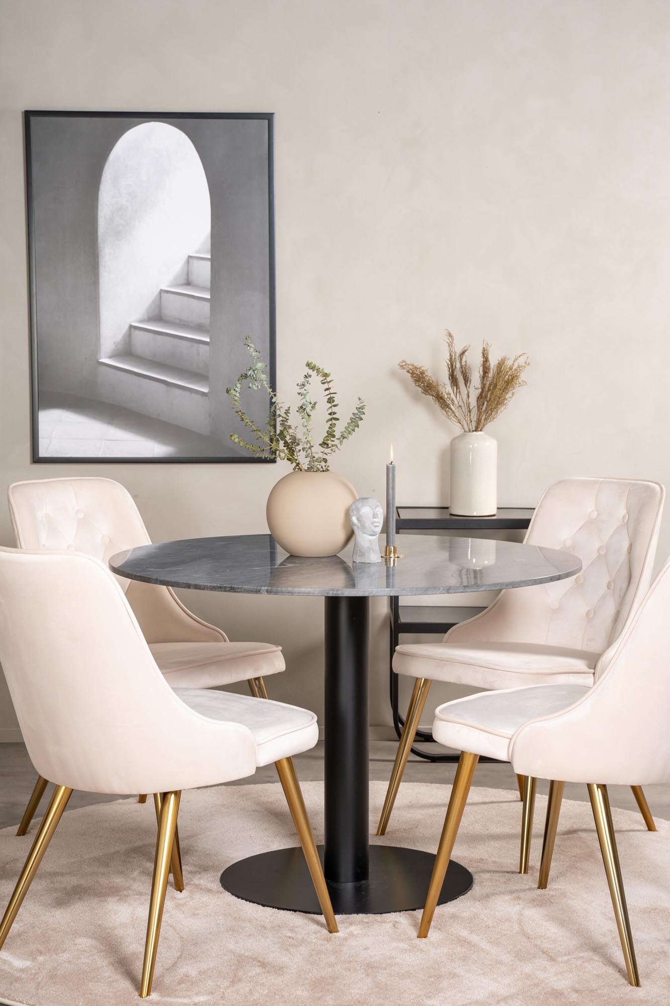 Luxuriöses Esszimmerset mit rundem Tisch und vier Samtstühlen.