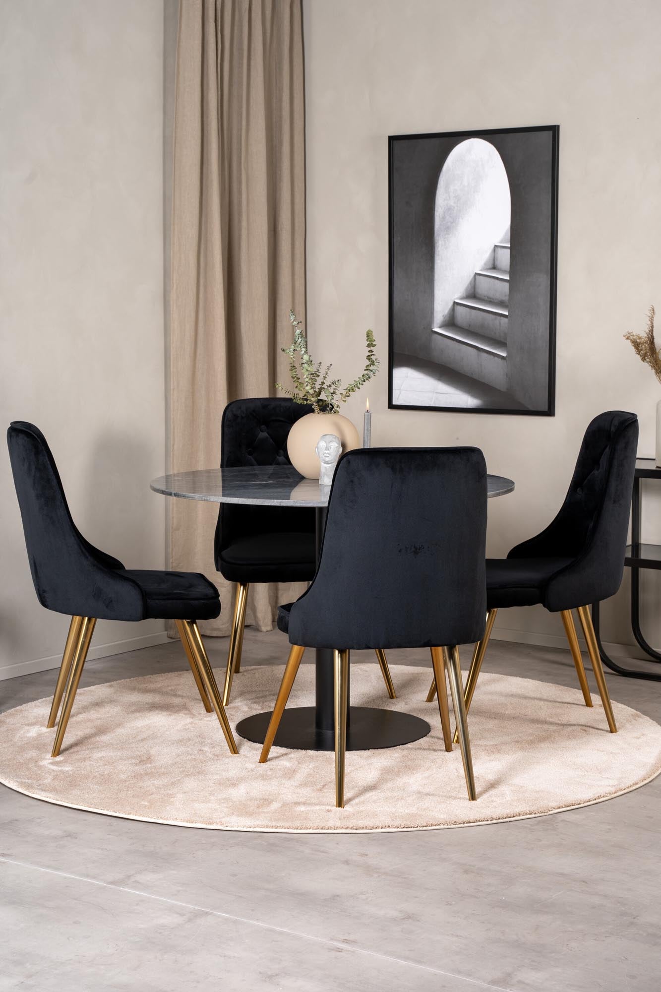 Elegantes Esszimmerset mit Marmortisch und samtbezogenen Stühlen für stilvollen Komfort und moderne Atmosphäre.