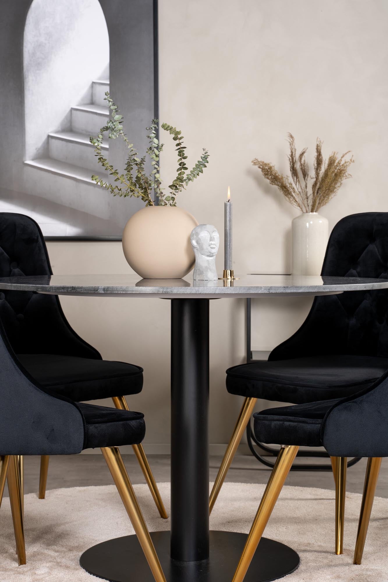 Elegantes Esszimmerset mit Samtstühlen und runder Tischplatte.