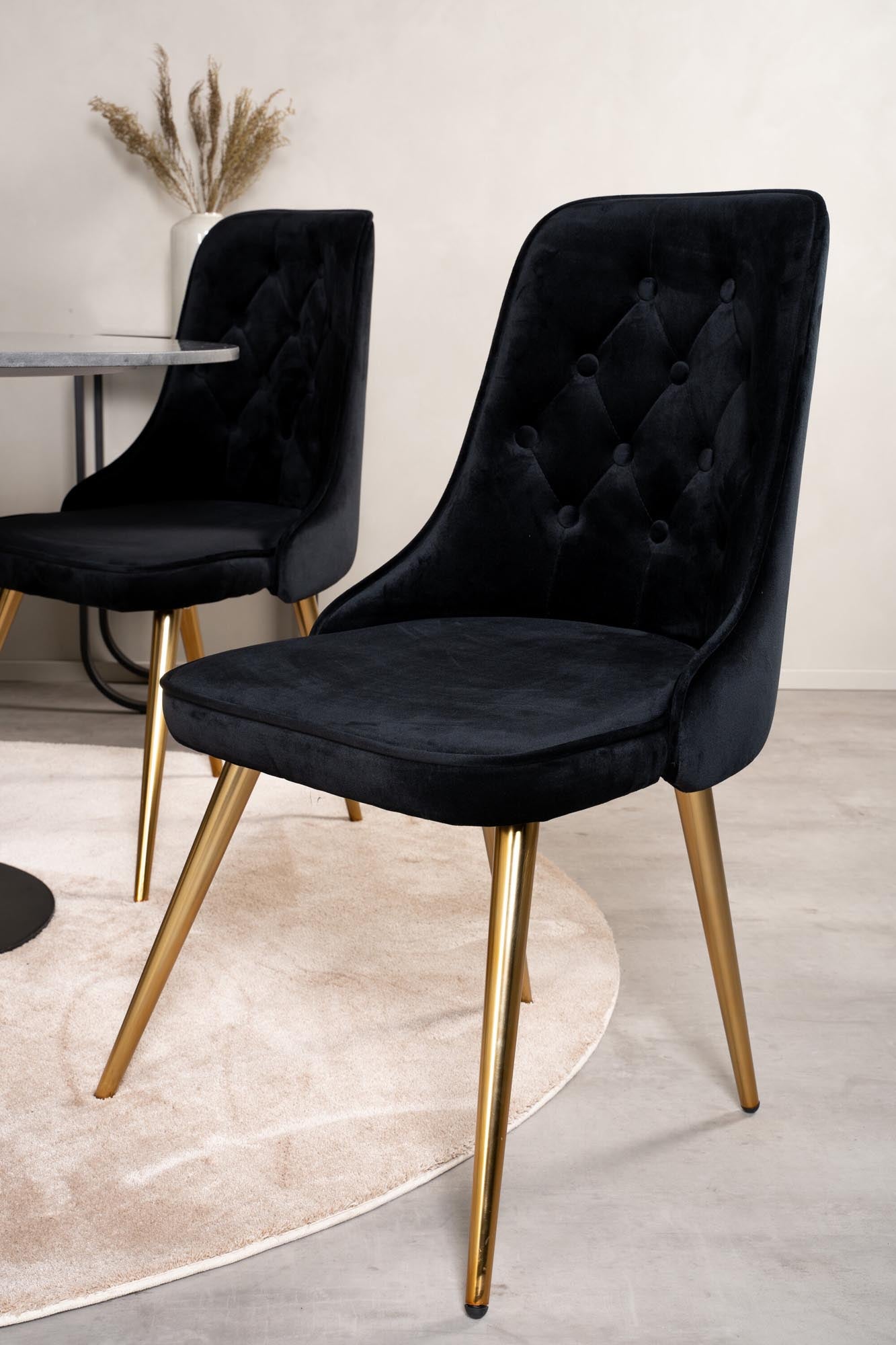 Stilvolles Esszimmerset mit luxuriösen Samtstühlen und pflegeleichter Marmortischplatte für unvergessliche Dinnerabende.