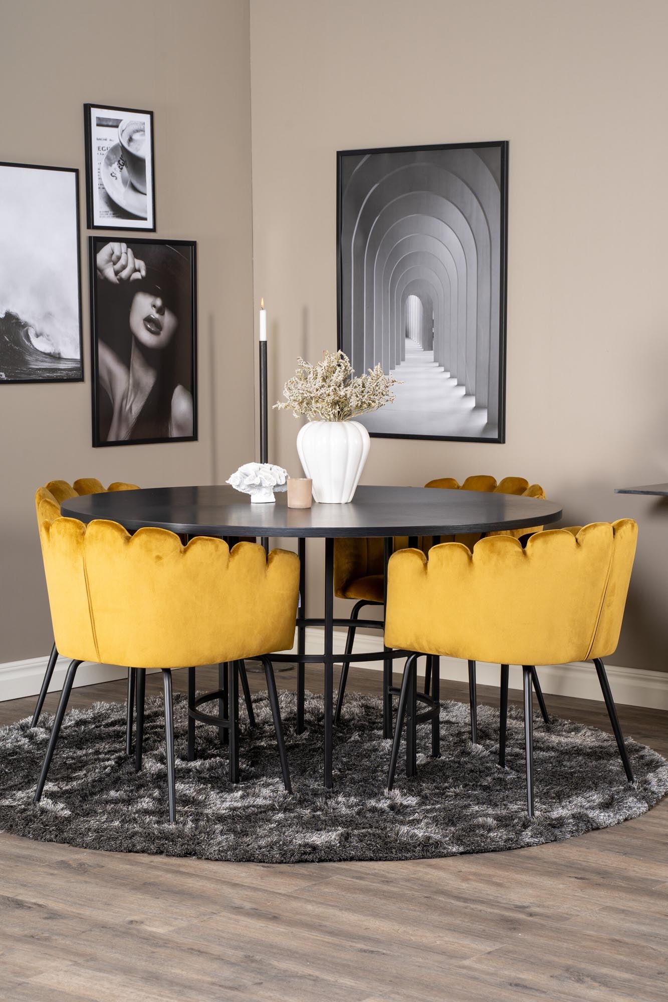 Stilvolles Esszimmerset mit runder Tischplatte und 4 bequemen Samtstühlen. Perfekt für gemütliche Abende und festliche Anlässe.