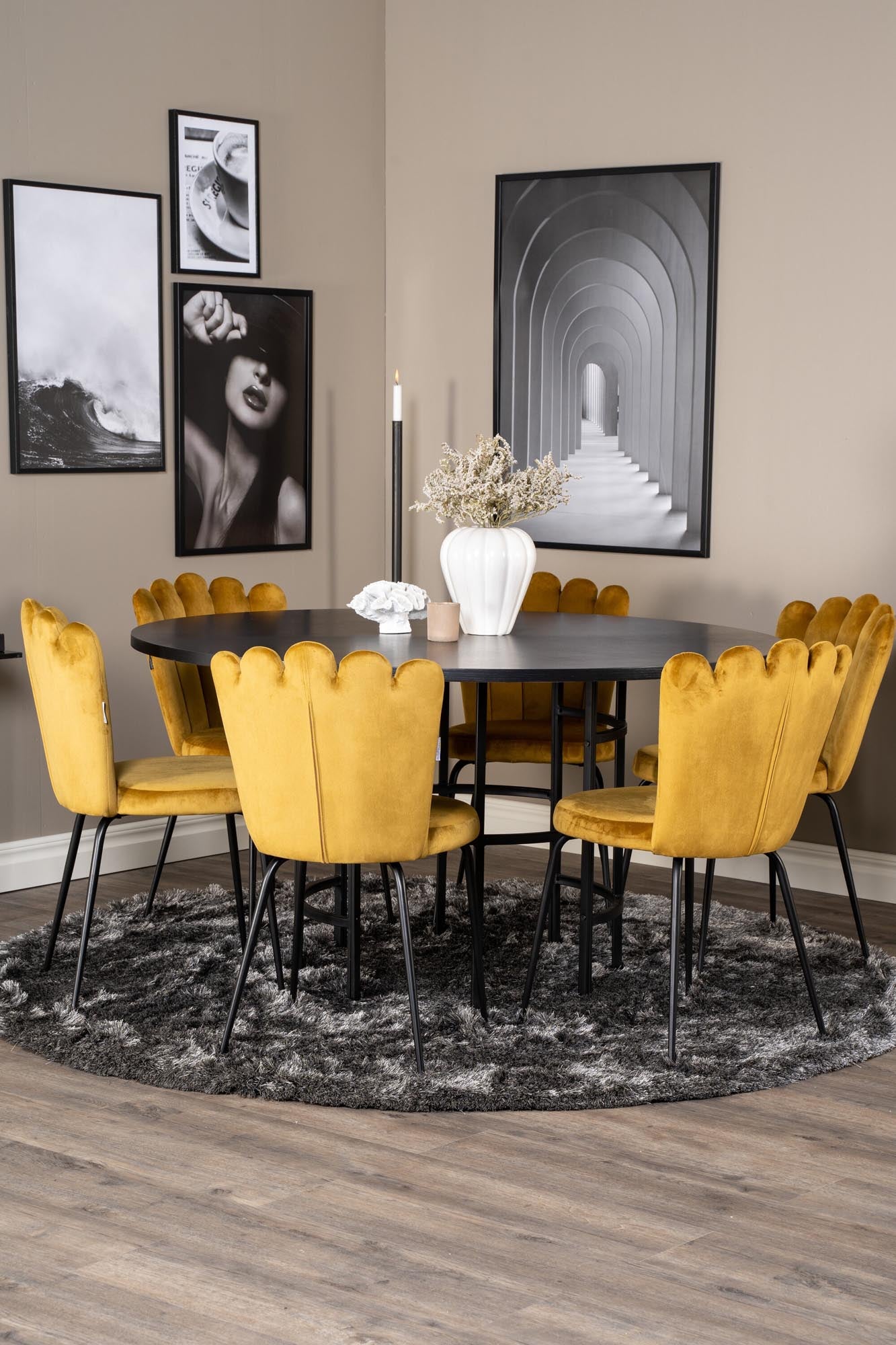 Elegantes Esszimmerset für stilvolle Dinner im skandinavischen Design.