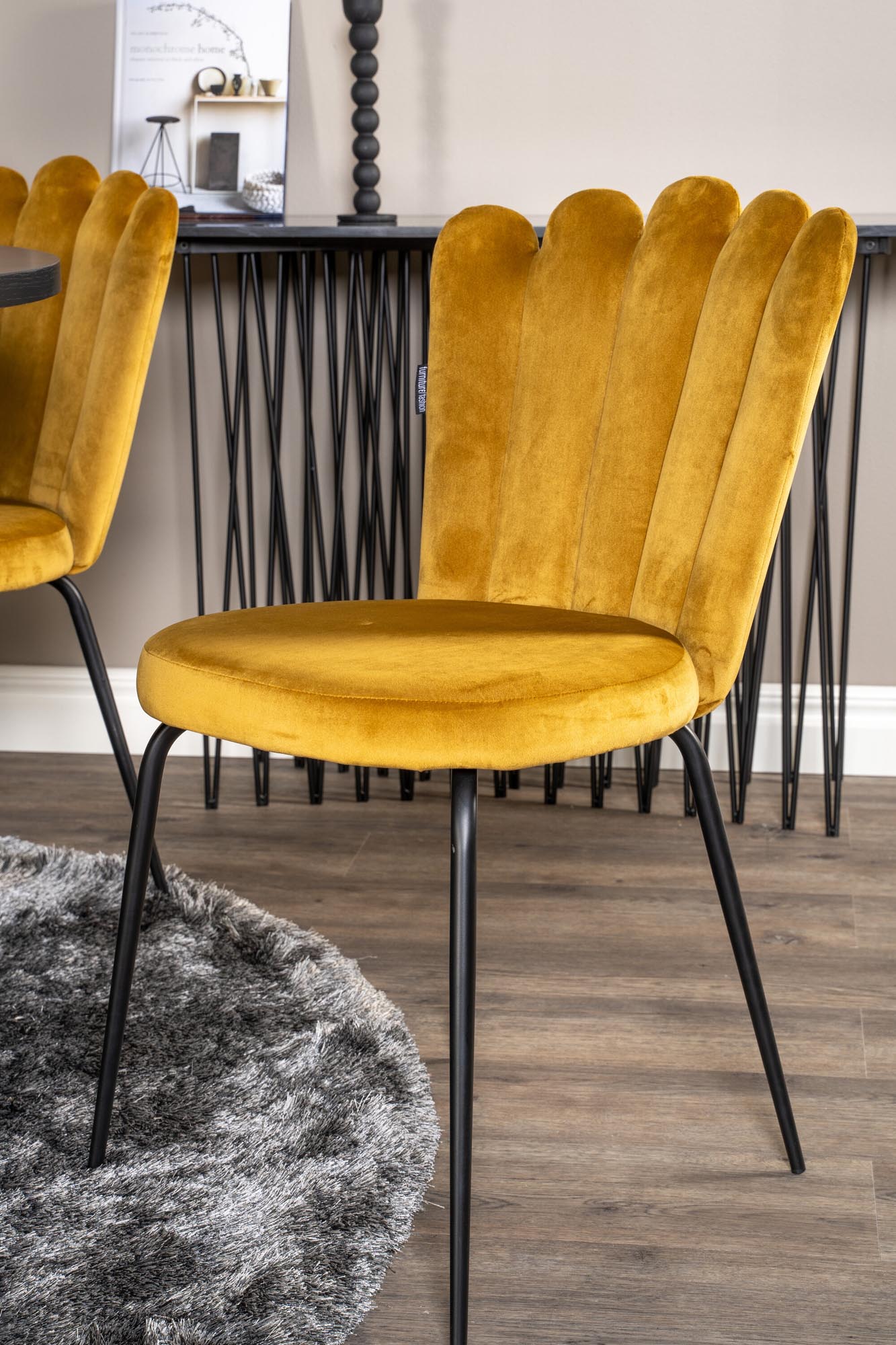 Stilvolles Esszimmerset mit runden Tisch und luxuriösen Samtstühlen. Perfekt für gesellige Abende mit bis zu 6 Personen.