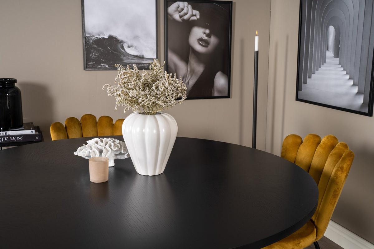 Esszimmerset Copenhagen + Limhamn Light: schwarze Tischplatte aus MDF und Furnier auf Stahlgestell, sechs gelbe Stühle mit Stahlbeinen.