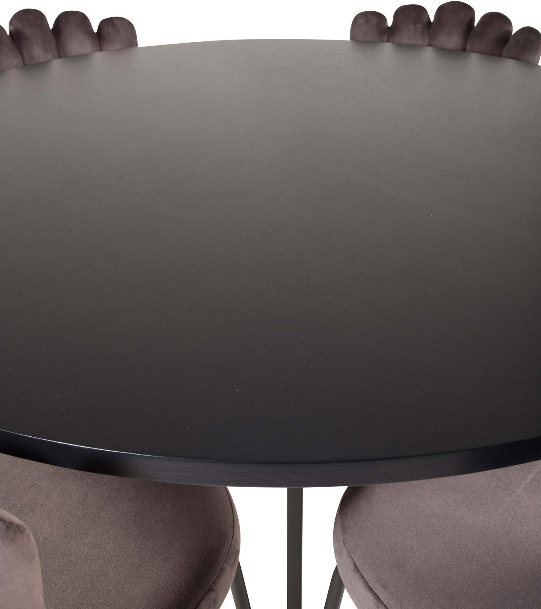 Erleben Sie das elegante Esszimmerset Copenhagen + Limhamn ⌀140cm für 6 Personen. Moderner Tisch und bequeme Samtstühle schaffen eine einladende Atmosphäre.