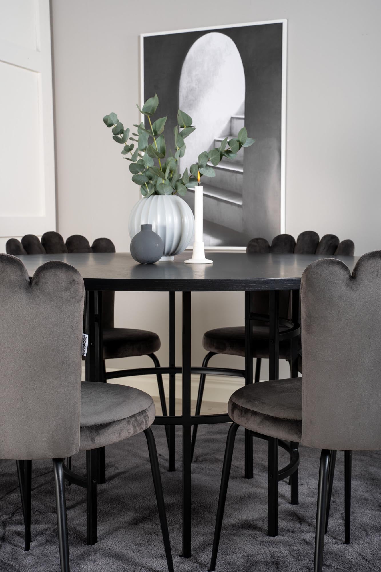 Entdecken Sie das stilvolle Esszimmerset Copenhagen + Limhamn ⌀140cm für 6 Personen. Eleganter Tisch und luxuriöse Samtstühle schaffen eine einladende Atmosphäre.