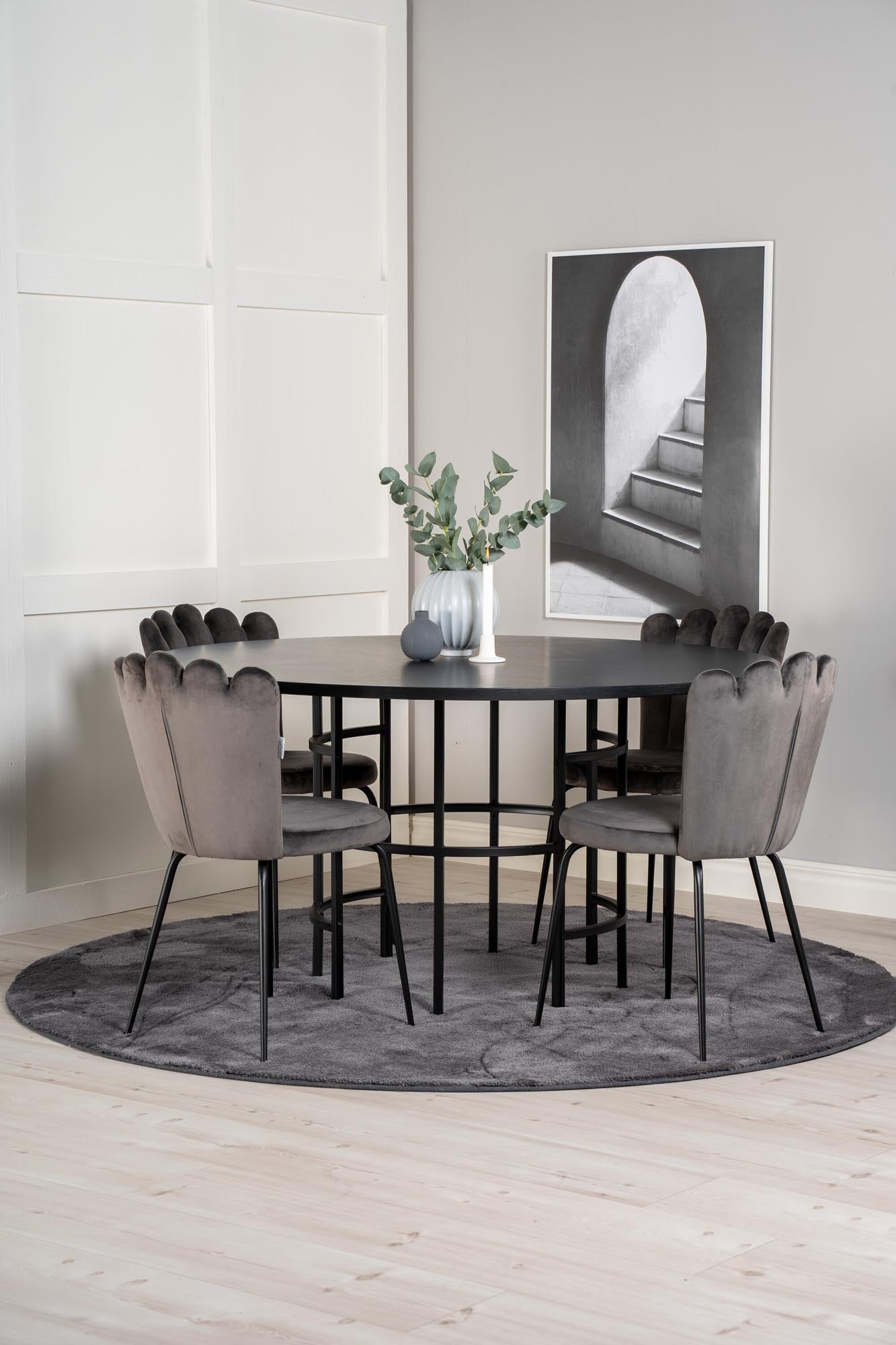 Modernes Esszimmerset für gesellige Runden, skandinavisches Design.