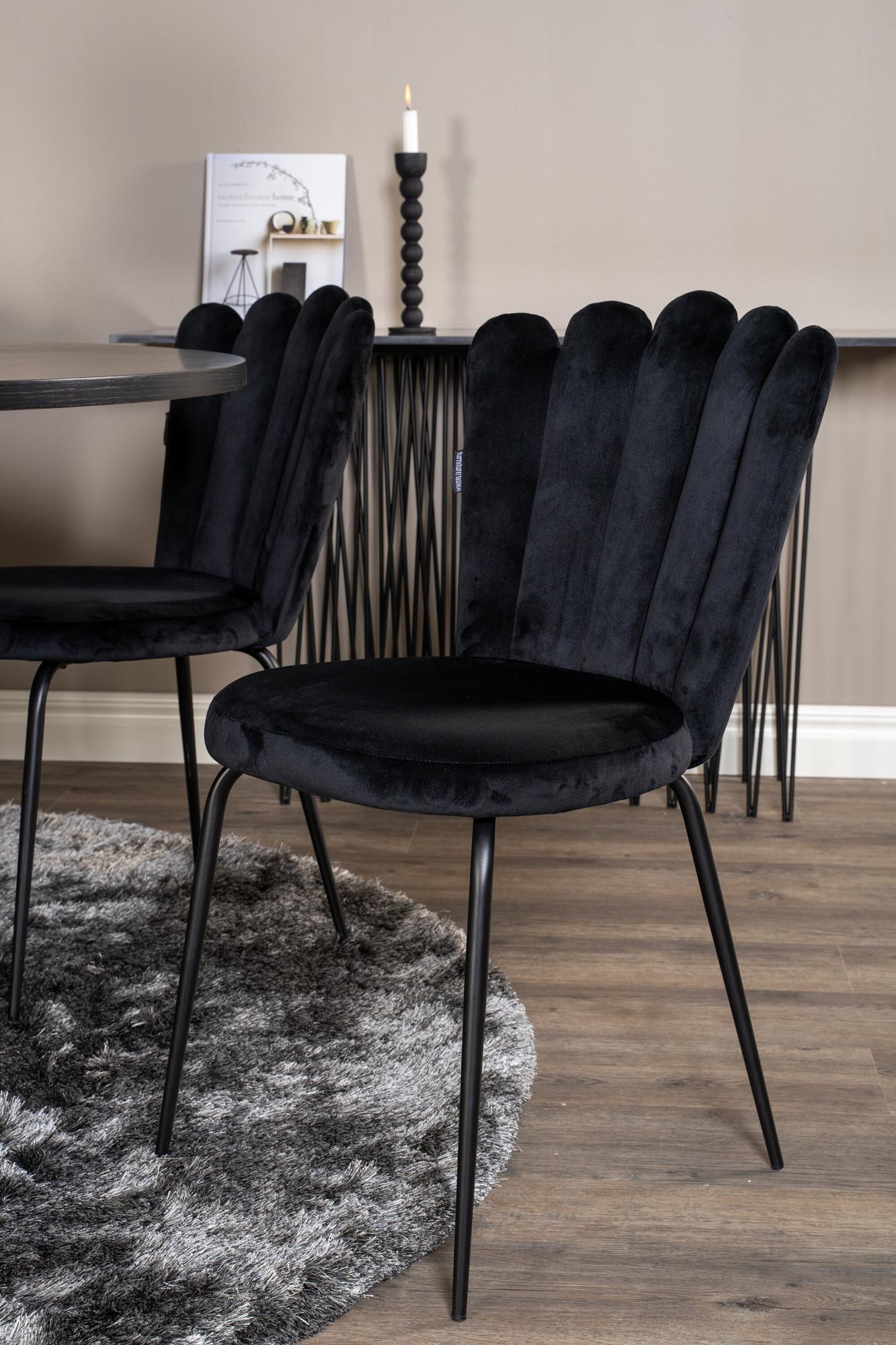 Modernes Esszimmerset für gesellige Runden mit skandinavischem Flair.