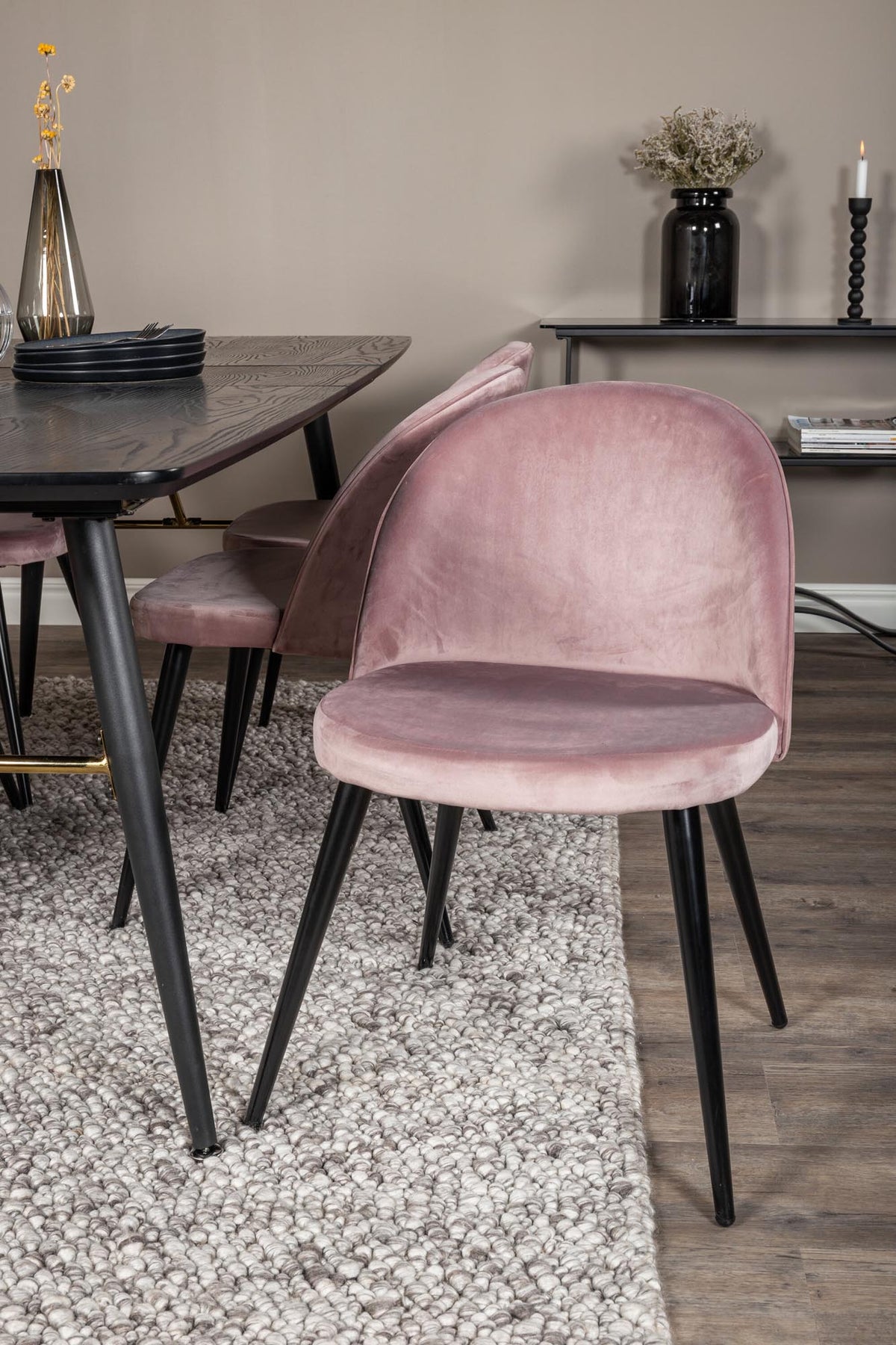 Gold Esszimmerset ausziehbar + Velvet 180cm/6St. in Schwarz, Altrosa präsentiert im Onlineshop von KAQTU Design AG. Esszimmerset ist von Venture Home
