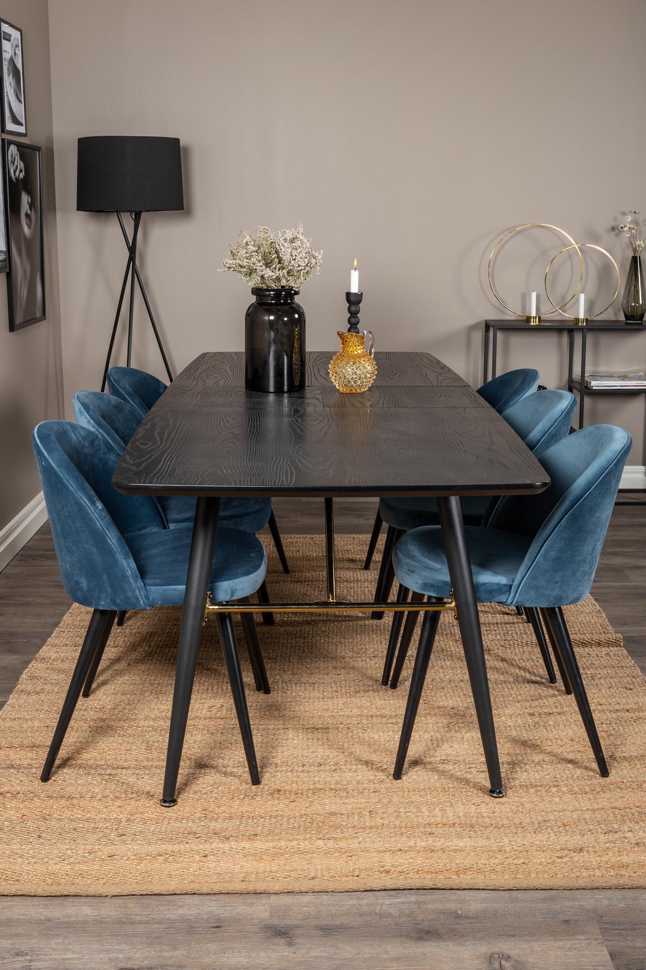 Elegantes, ausziehbares Esszimmerset in Gold mit 6 stilvollen Samt-Stühlen. Ideal für gesellige Abende und festliche Anlässe.