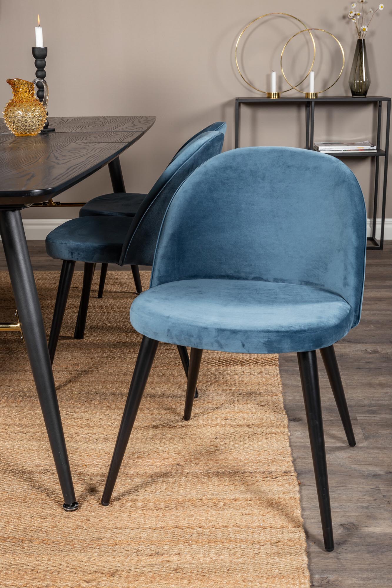 Elegantes Gold Esszimmerset mit ausziehbarem Tisch (180 cm) und 6 bequemen Samt-Stühlen. Ideal für festliche Anlässe und gemütliche Abende.