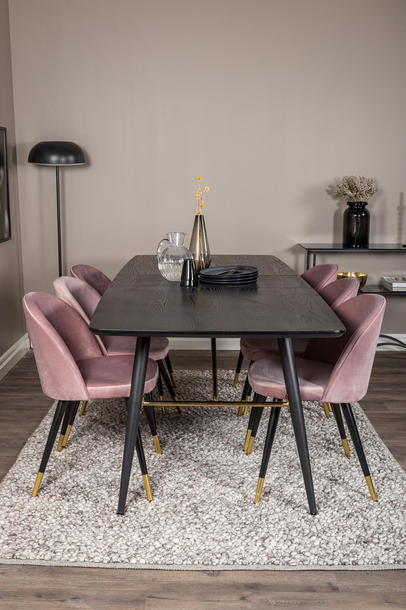 Elegantes, ausziehbares Esszimmerset in Gold mit 6 luxuriösen Samt-Stühlen. Ideal für gesellige Abende und festliche Anlässe.