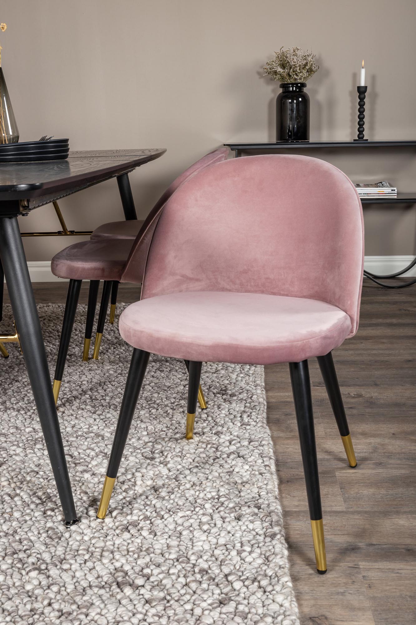 Elegantes Esszimmerset in Gold, ausziehbar, mit 6 Samtstühlen.