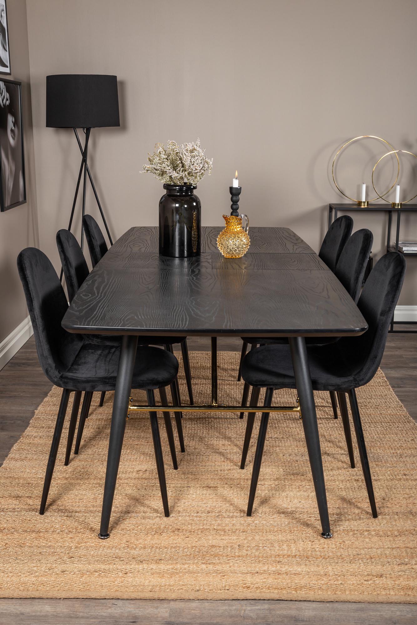 Stilvolles, ausziehbares Esszimmerset in Gold mit edlen Samtstühlen – ideal für gesellige Abende und unvergessliche Familienmomente.