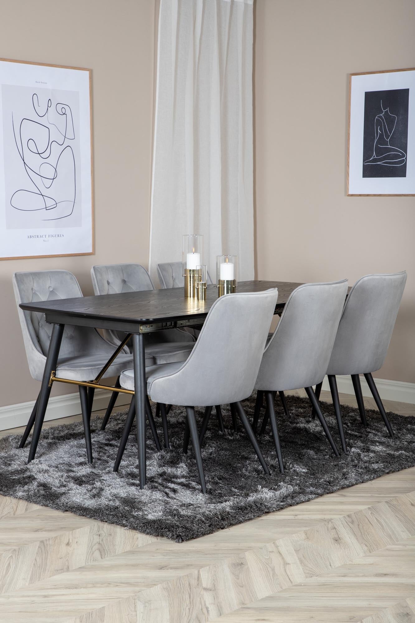 Luxuriöses Esszimmerset mit ausziehbarem Tisch und Samtstühlen.