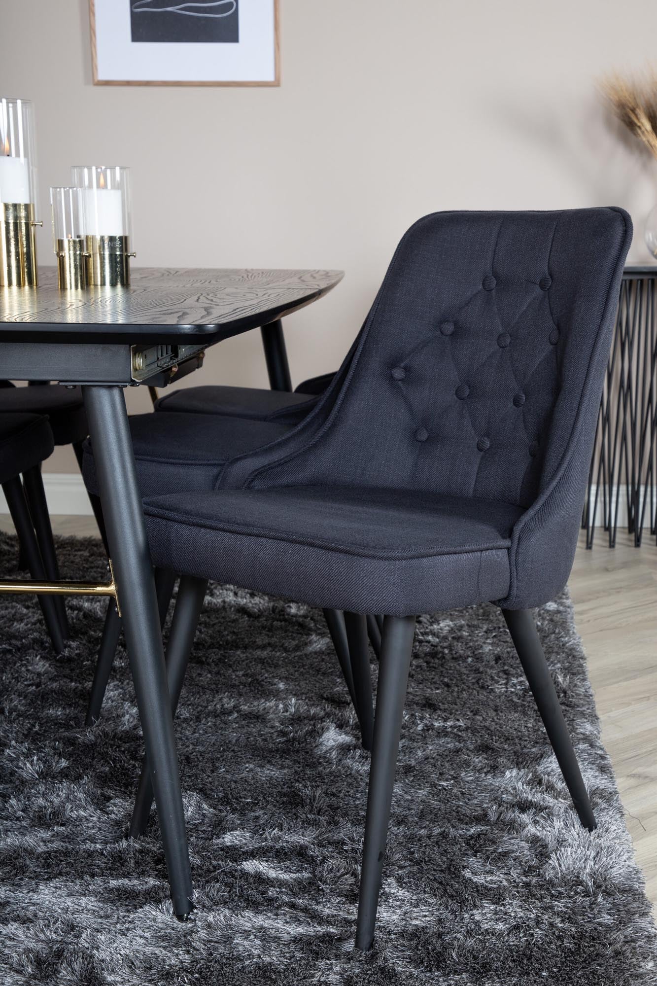 Stilvolles Esszimmerset mit ausziehbarem Tisch und Samtstühlen.