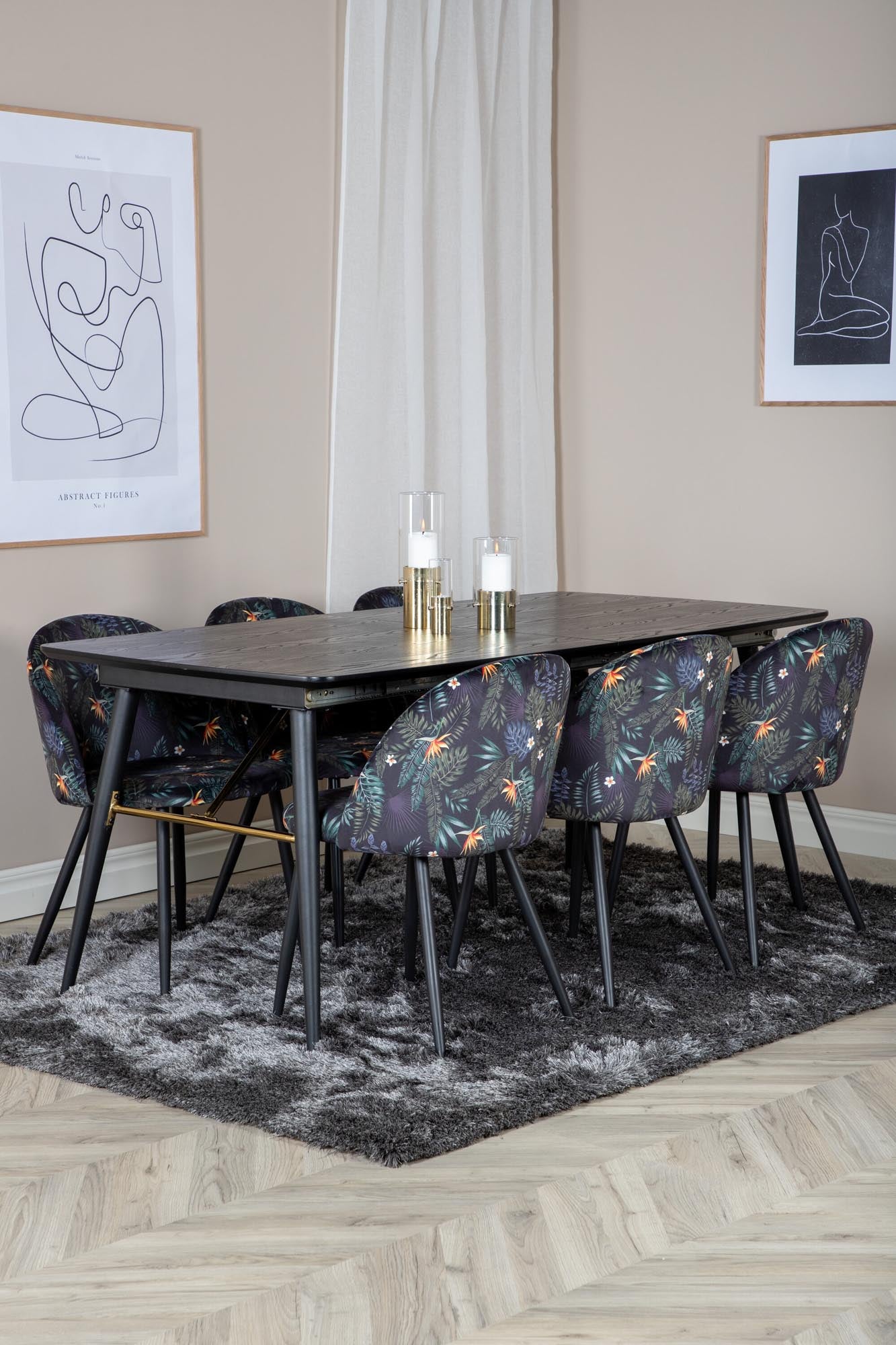 Elegantes, ausziehbares Esszimmerset in Gold mit luxuriösen Samt-Stühlen. Ideal für gesellige Abende und festliche Anlässe.