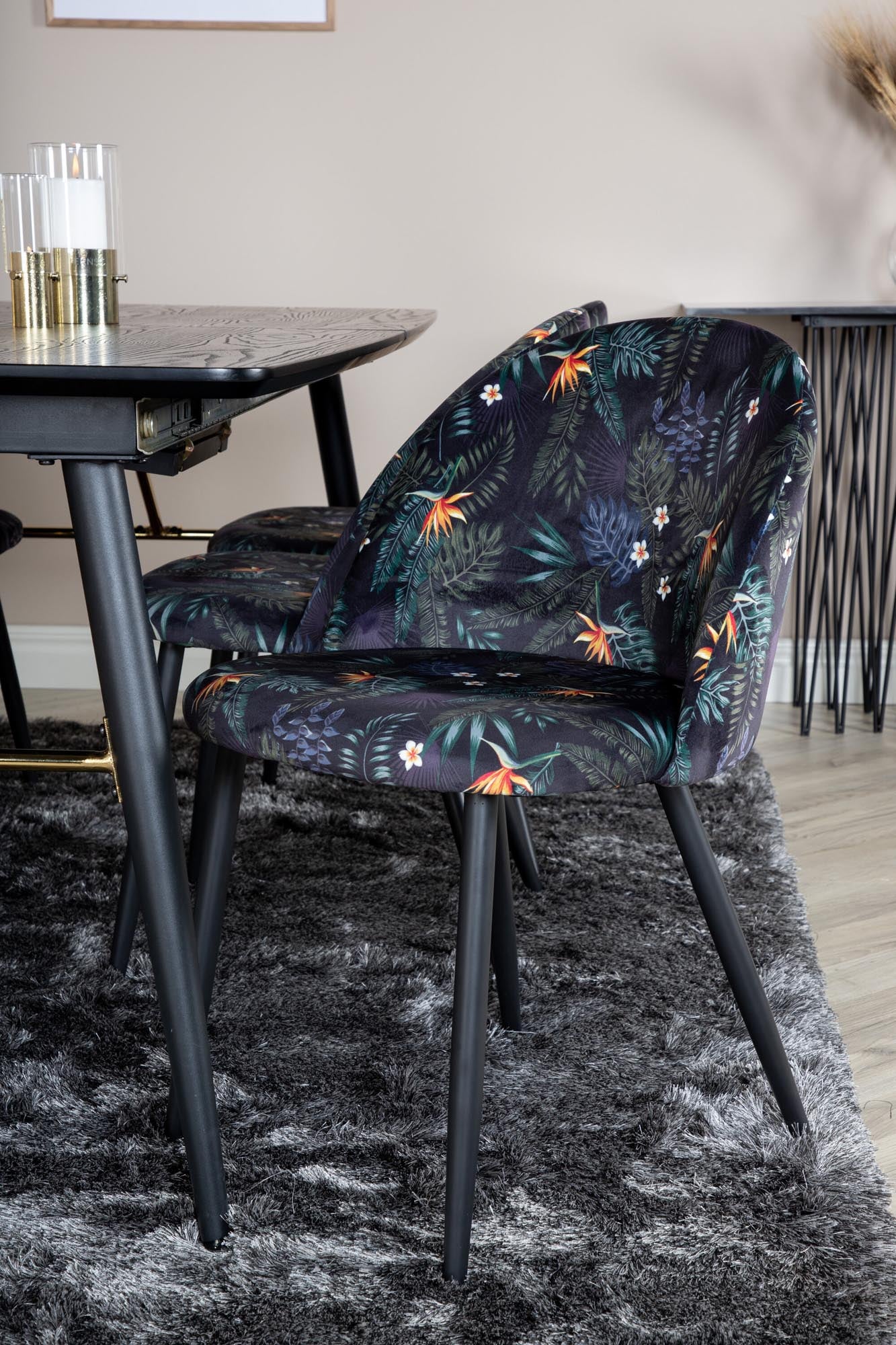 Luxuriöses Gold Esszimmerset mit Samt, ausziehbar auf 180cm.