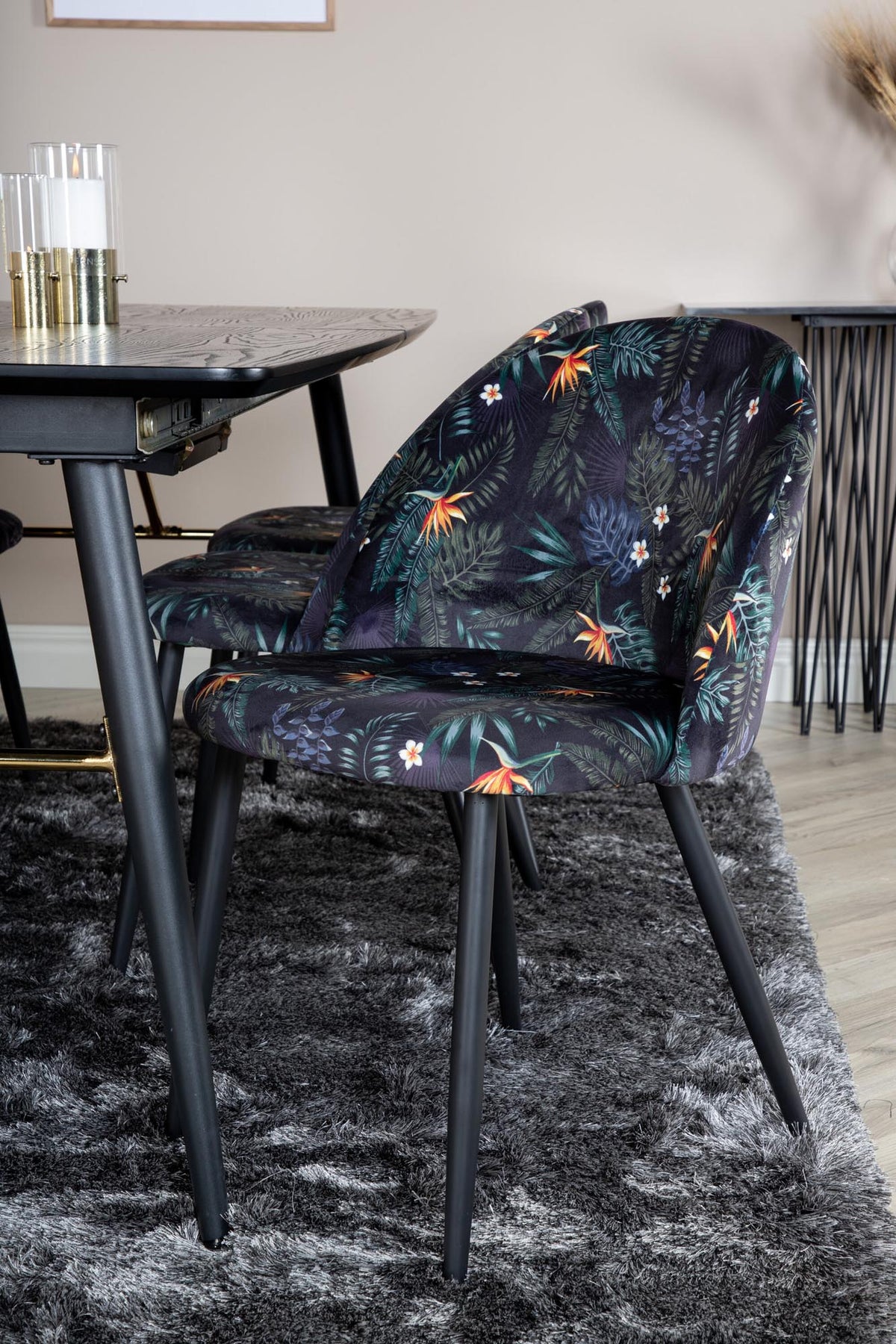 Gold Esszimmerset ausziehbar + Velvet 180cm/6St. in Schwarz präsentiert im Onlineshop von KAQTU Design AG. Esszimmerset ist von Venture Home