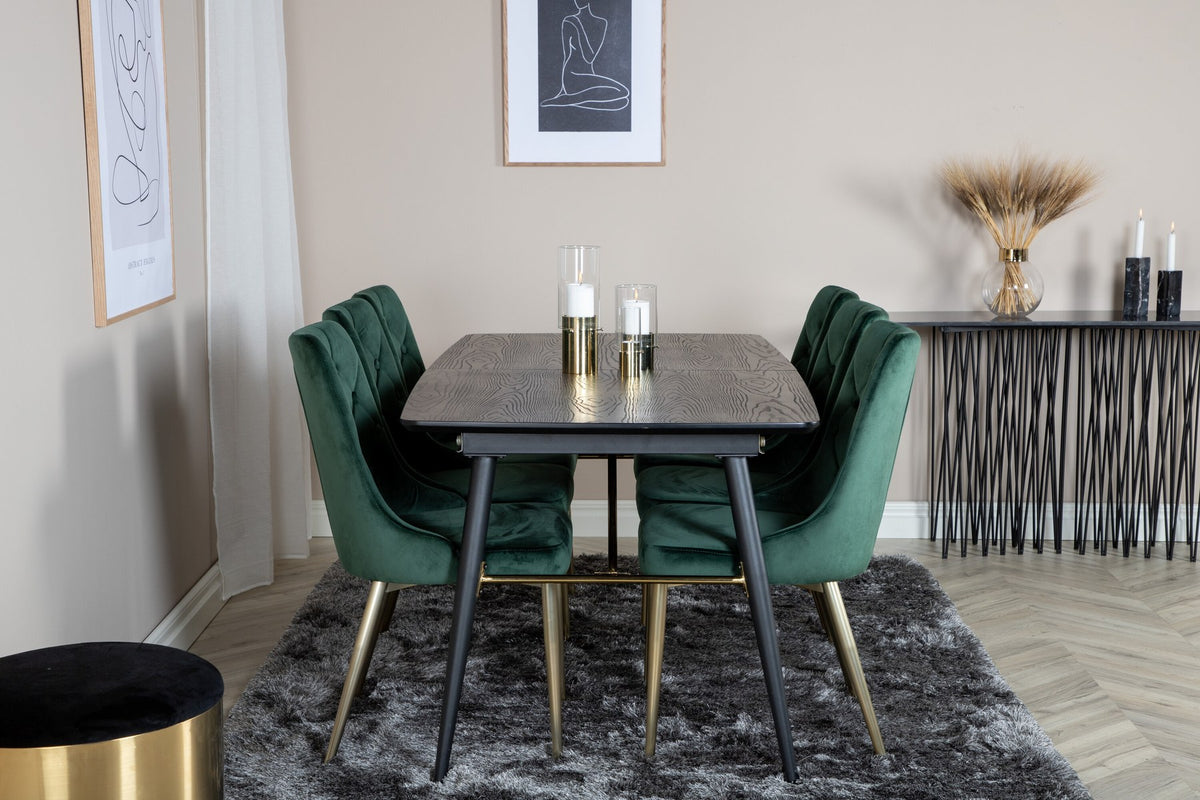 Rechteckiger Esstisch mit schwarzer MDF-Tischplatte und Stahlbeinen, dazu zwei grüne Velvet-Esszimmerstühle mit Messing-Pulverbeschichtung.