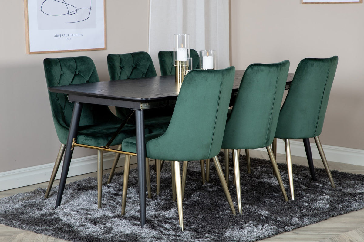 Rechteckiger Esstisch mit schwarzer MDF-Tischplatte und Stahlbeinen, dazu zwei grüne Velvet-Esszimmerstühle mit Messing-Pulverbeschichtung.