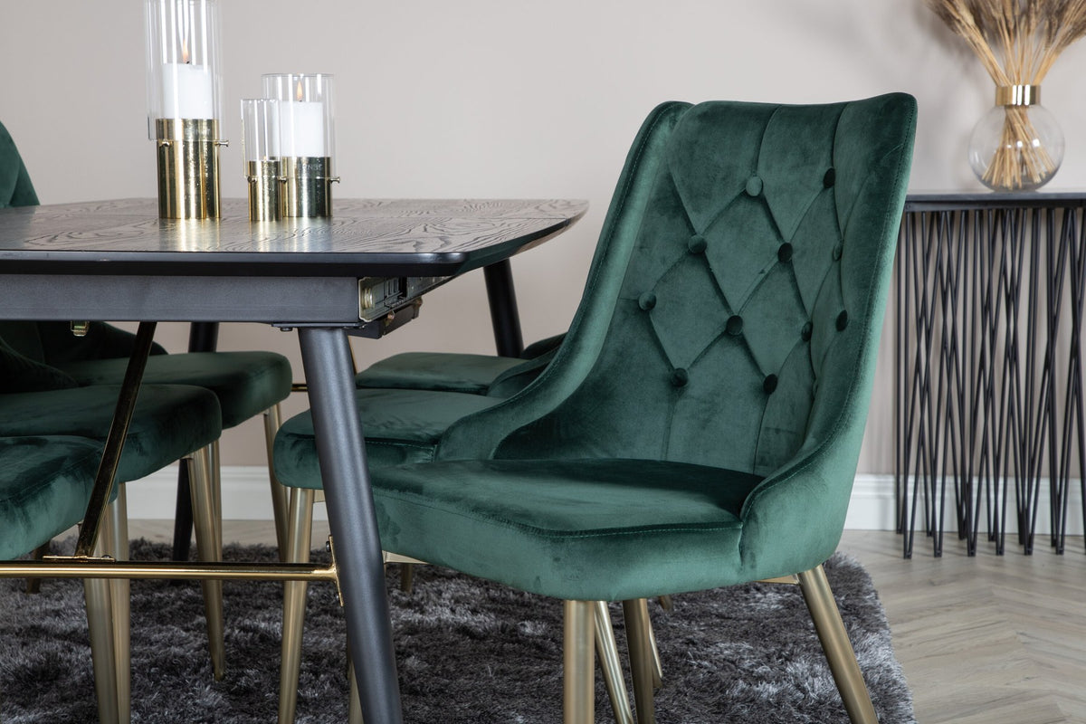 Rechteckiger Esstisch mit schwarzer MDF-Tischplatte und Stahlbeinen, dazu zwei grüne Velvet-Esszimmerstühle mit Messing-Pulverbeschichtung.