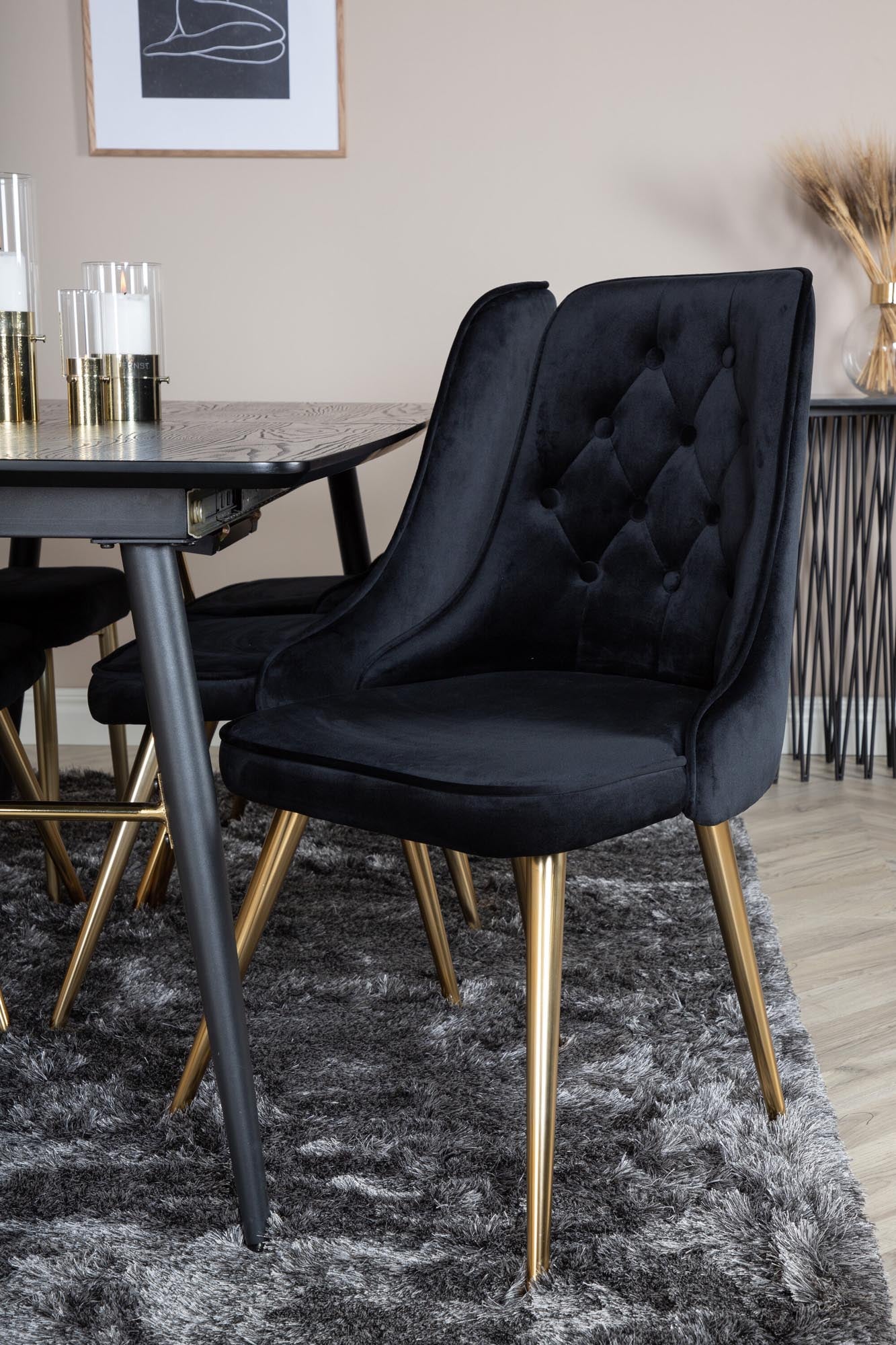 Stilvolles Esszimmerset mit goldfarbenem, ausziehbarem Tisch und luxuriösen Velvet-Stühlen für unvergessliche Essmomente.