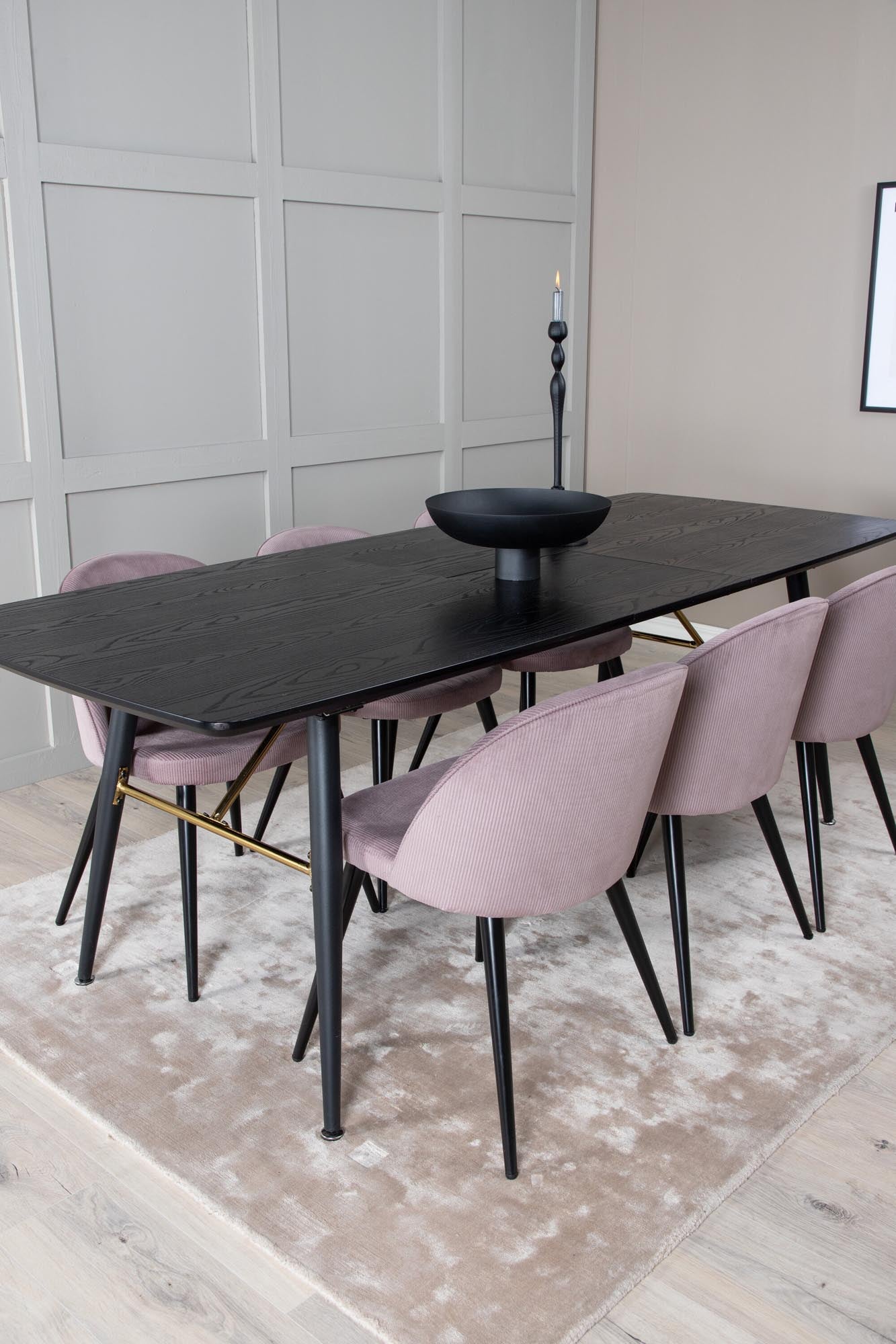 Elegantes Gold Esszimmerset mit ausziehbarem Tisch (180 cm) und luxuriösen Samt-Stühlen. Perfekt für stilvolle Dinner und gesellige Feiern.