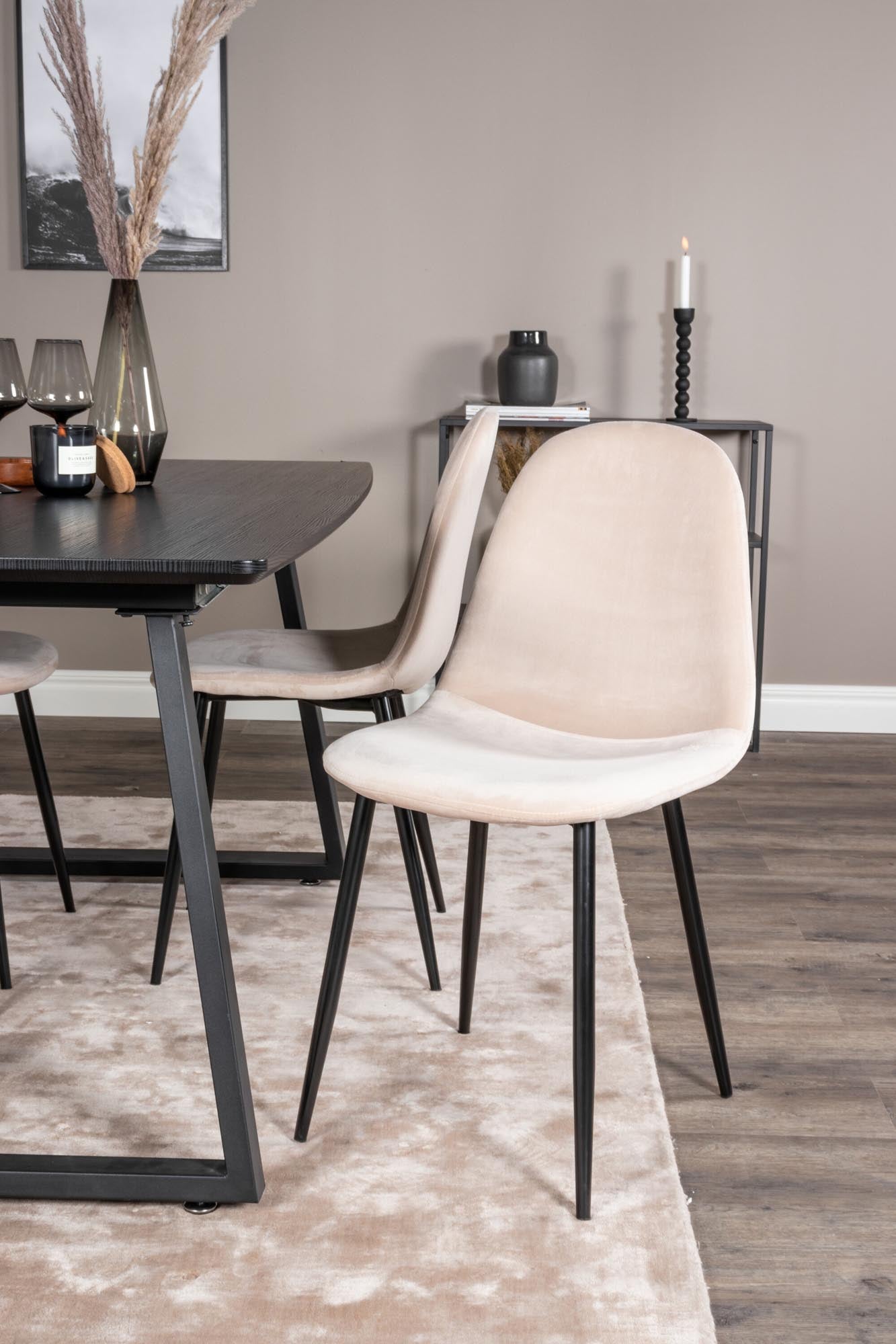 Entdecken Sie das Inca Esszimmerset (Polar) von Venture Home: Stilvolles, ausziehbares Design für unvergessliche Dinnerpartys. Hochwertige Materialien und bequeme Stühle.