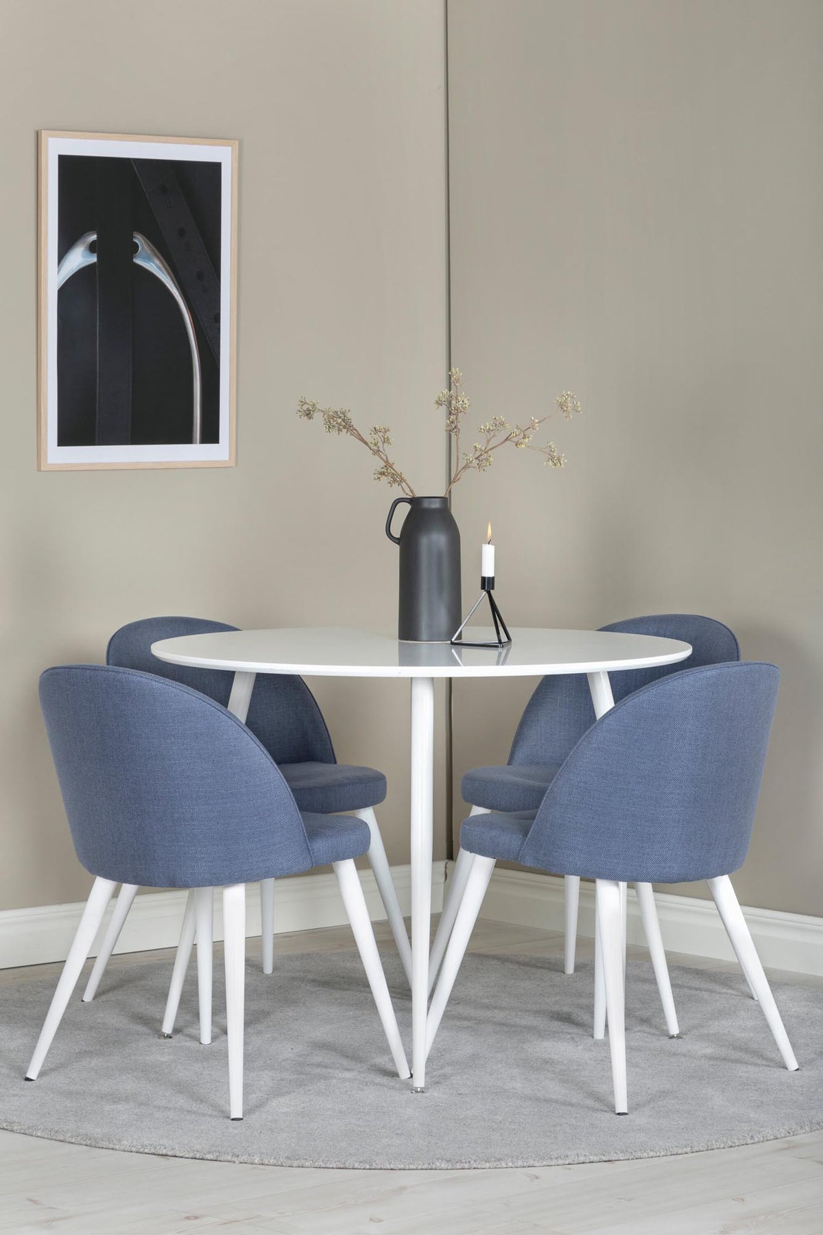 Plaza Esszimerset + Velvet ⌀100cm/4St. in Blau / Weiss präsentiert im Onlineshop von KAQTU Design AG. Esszimmerset ist von Venture Home