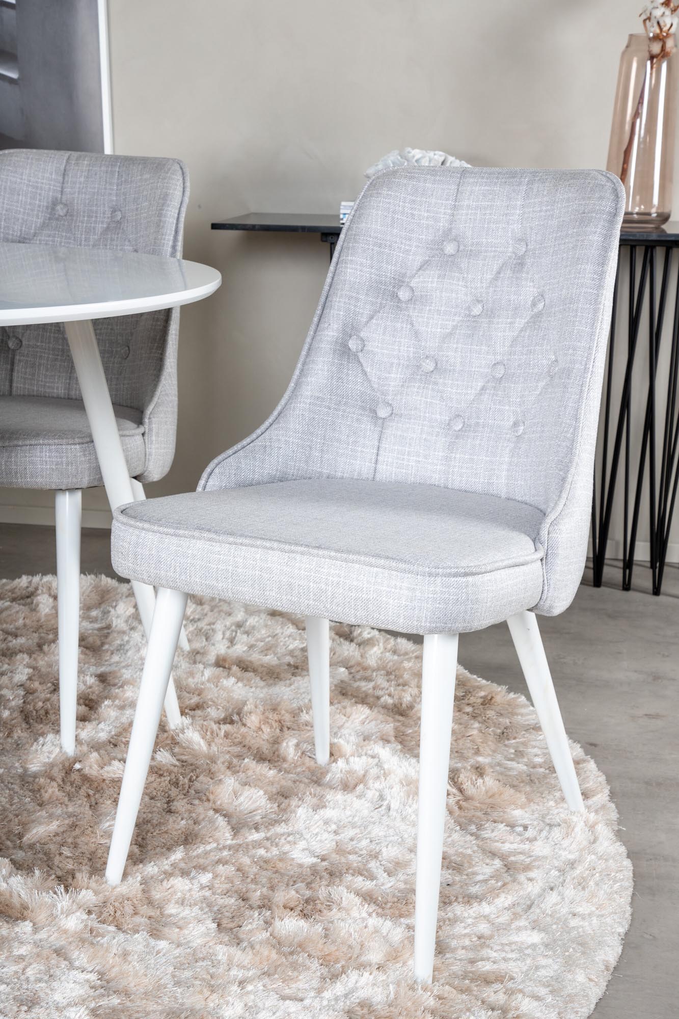 Stilvolles Plaza Esszimerset mit luxuriösen Velvet Deluxe Stühlen. Ideal für 4 Personen, robust und einladend – für unvergessliche Momente.