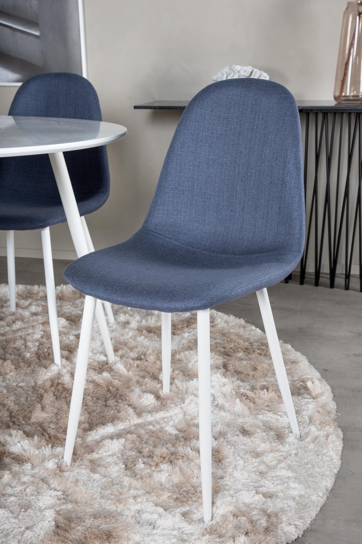 Plaza Esszimmerset + Polar ⌀100cm/4St. in Blau / Weiss präsentiert im Onlineshop von KAQTU Design AG. Esszimmerset ist von Venture Home