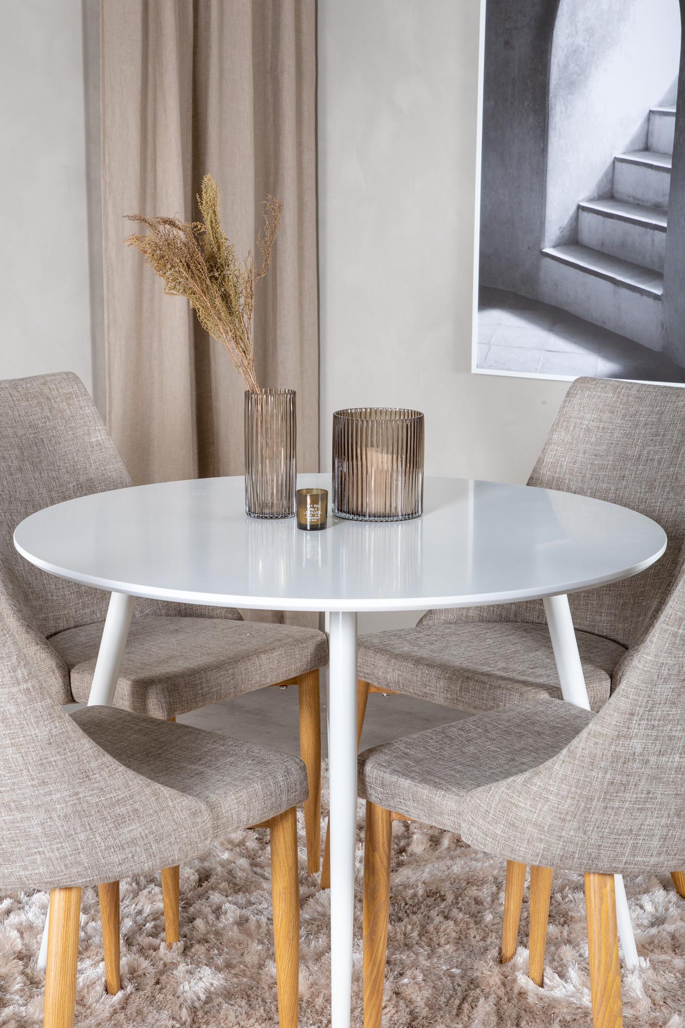 Elegantes Esszimmerset Plaza mit Leone Stühlen, 100 cm Durchmesser, ideal für gesellige Abende und stilvolle Einrichtung. Hochwertige Materialien.