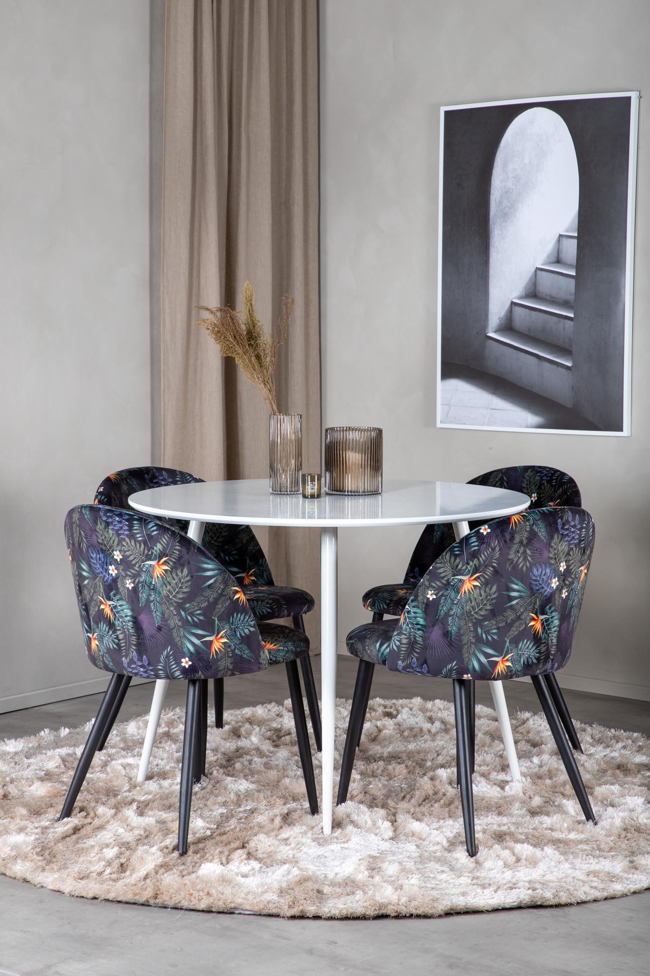 Stilvolles Plaza Esszimmer-Set von Venture Home: Runder Tisch Ø100cm mit 4 komfortablen Samt-Stühlen für gesellige Anlässe.