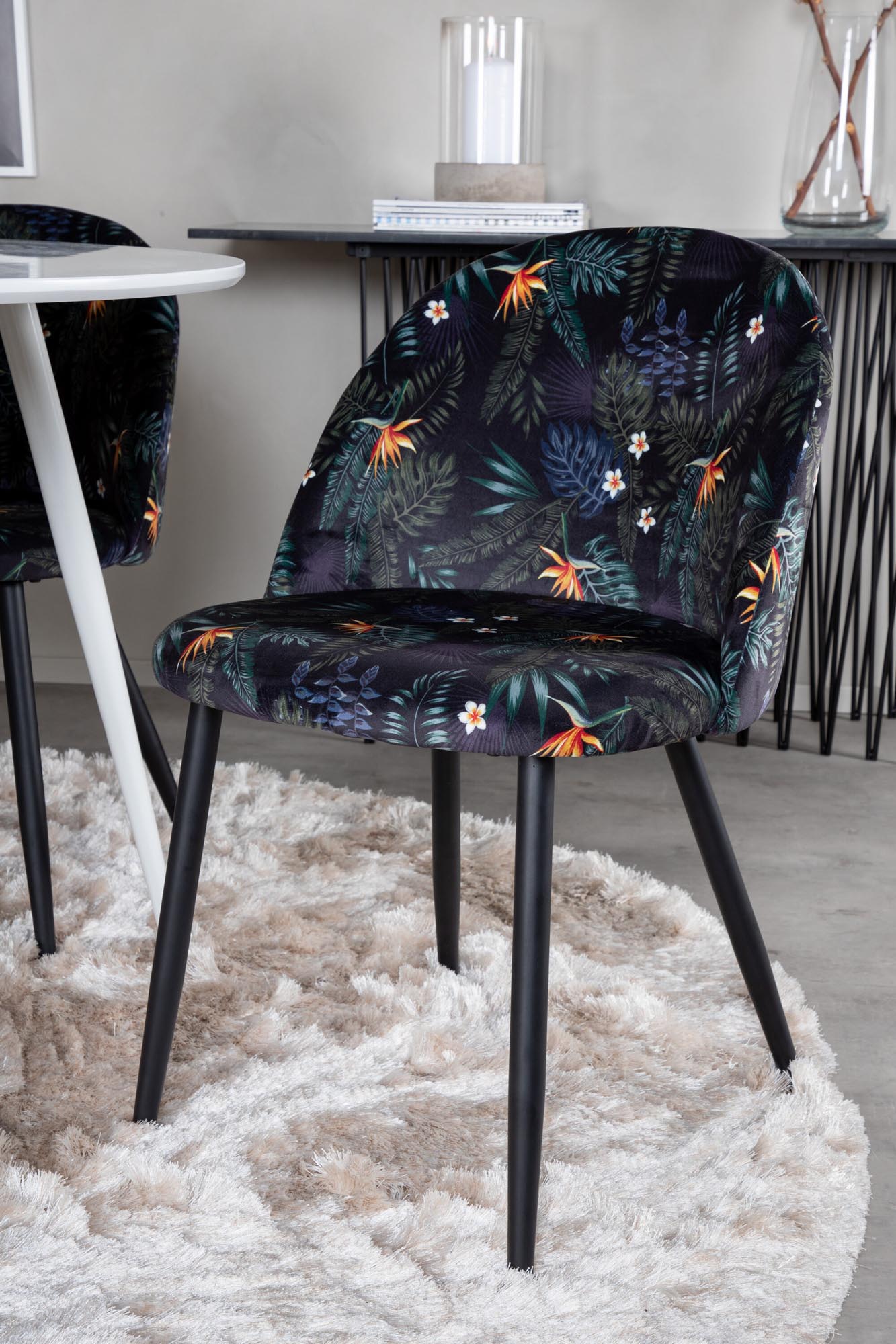 Elegantes Plaza Esszimerset von Venture Home: Runder Tisch Ø100cm mit 4 stilvollen Samt-Stühlen für unvergessliche Essmomente.