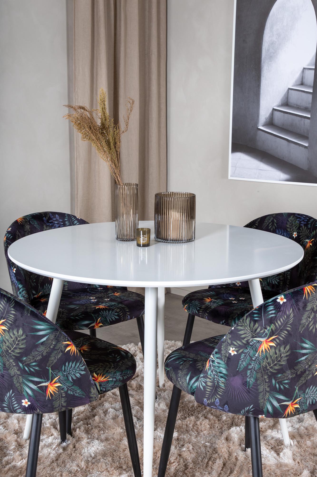 Stilvolles Plaza Esszimerset von Venture Home: Runder Esstisch Ø100cm mit 4 komfortablen Samt-Stühlen für gesellige Runden und elegantes Ambiente.