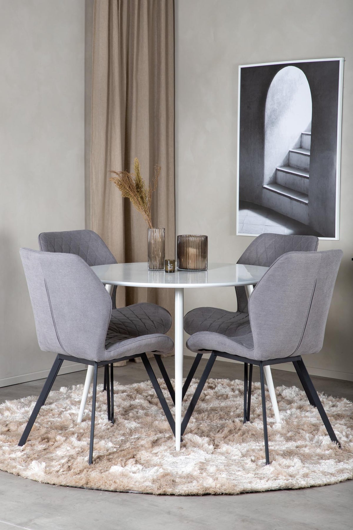 Plaza Esszimmerset + Gemma ⌀100cm/4St. in Weiss / Grau / Schwarz präsentiert im Onlineshop von KAQTU Design AG. Esszimmerset ist von Venture Home