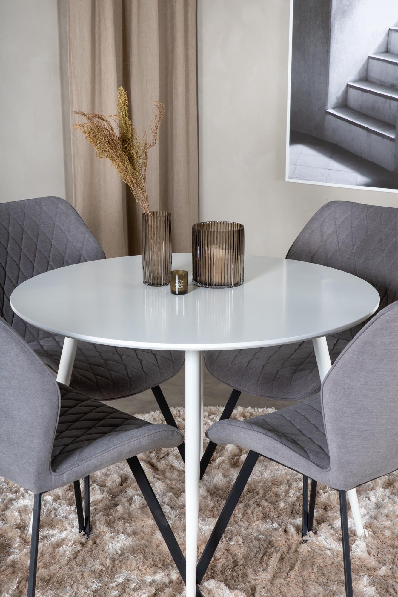 Stilvolles Plaza Esszimmerset mit runden Gemma Stühlen, ideal für gesellige Abende und elegante Essbereiche.