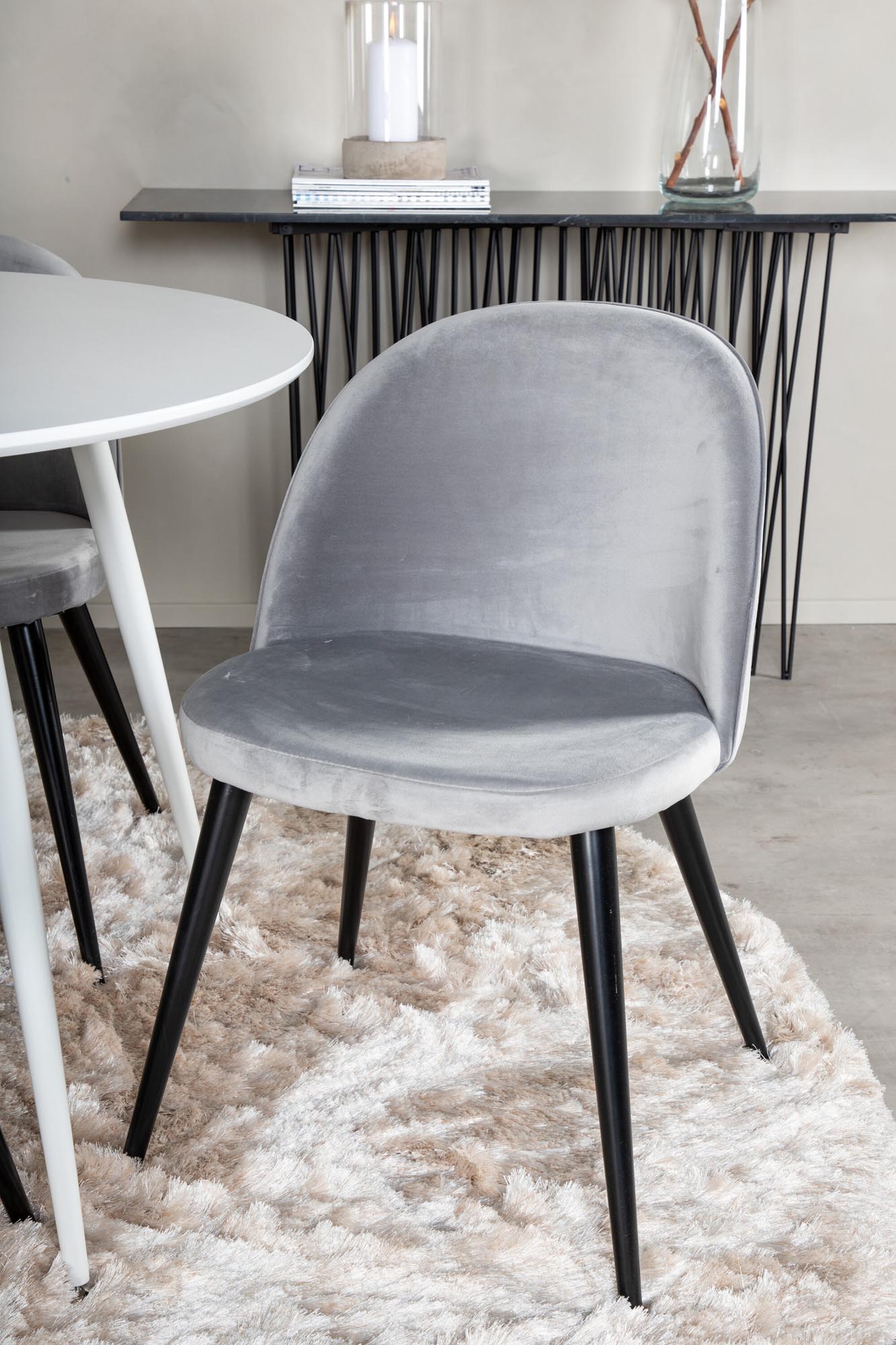 Stilvolles Esszimmer-Set: Runder Tisch (100 cm) mit 4 bequemen Samtstühlen, perfekt für gemütliche Zusammenkünfte und elegante Dinner.