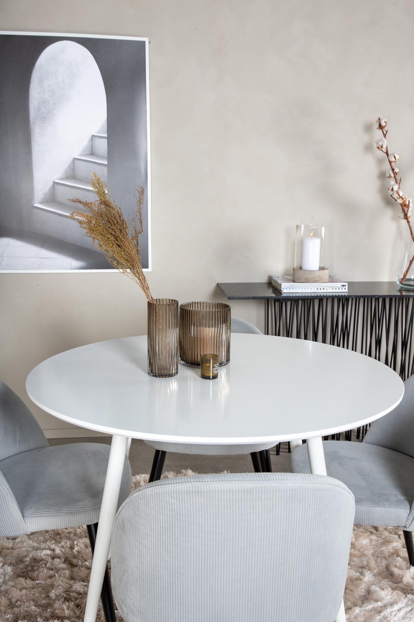 Stilvolles Plaza Esszimerset von Venture Home: Runder Esstisch mit 4 Samt-Stühlen, Ø100cm, ideal für gesellige Anlässe und elegantes Ambiente.