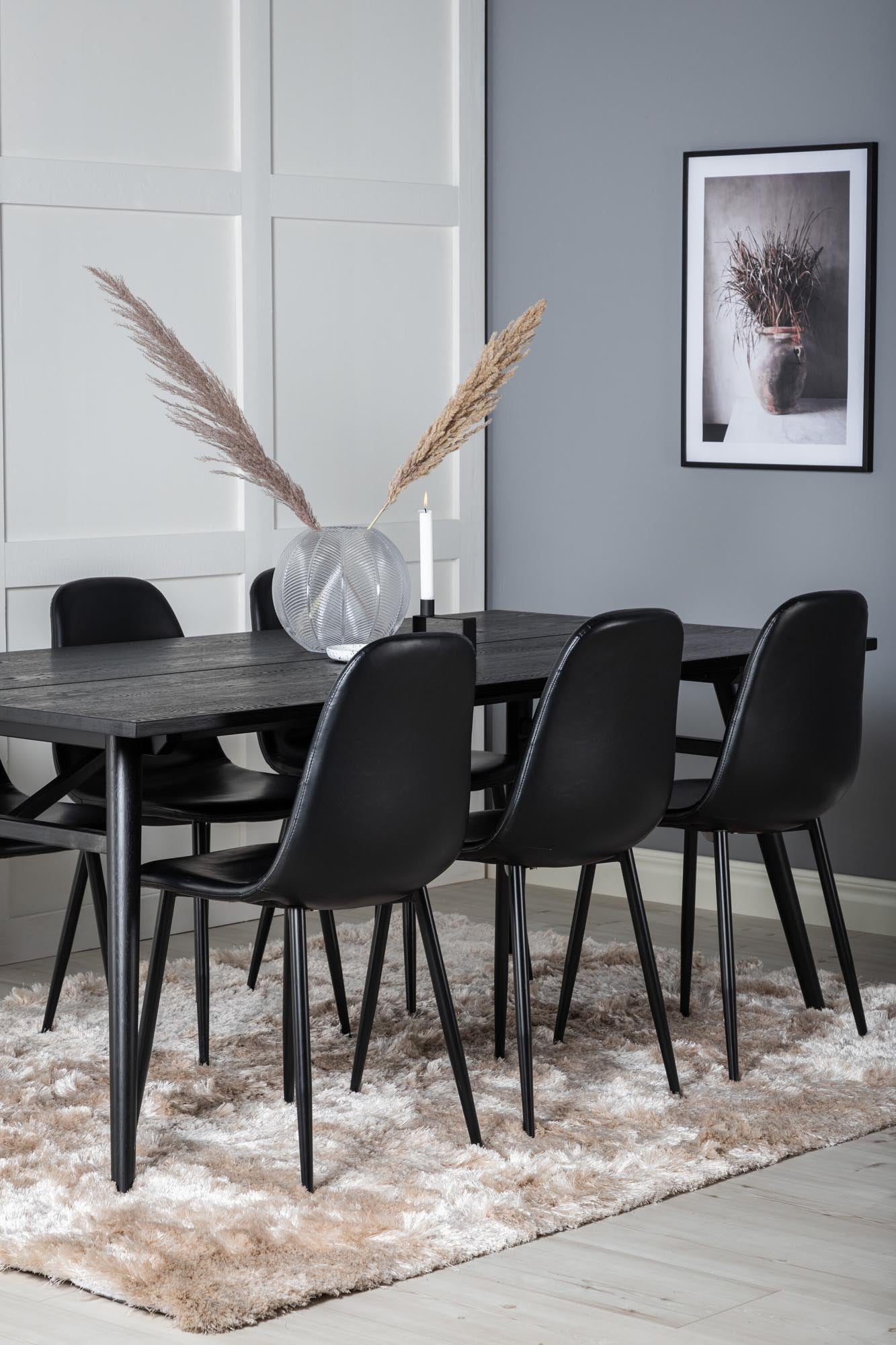 Modernes, ausziehbares Esszimmerset von Venture Home: Platz für bis zu 6 Personen, luxuriöse Samtstühle, perfekt für festliche Anlässe und gemütliche Zusammenkünfte.