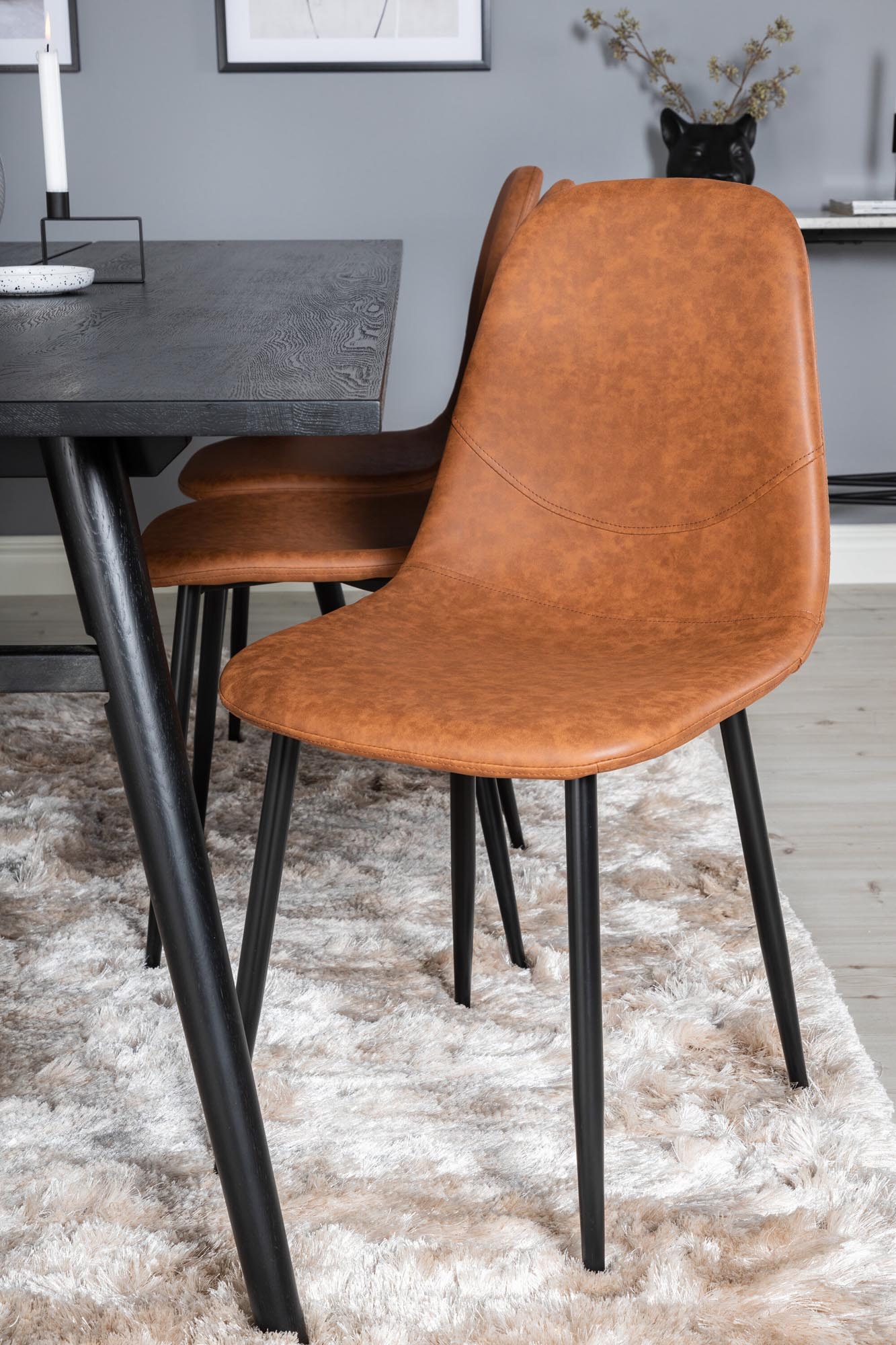 Stilvolles, ausziehbares Esszimmerset von Venture Home für bis zu 6 Personen. Luxuriöse Samtstühle und eleganter Tisch für unvergessliche Momente.