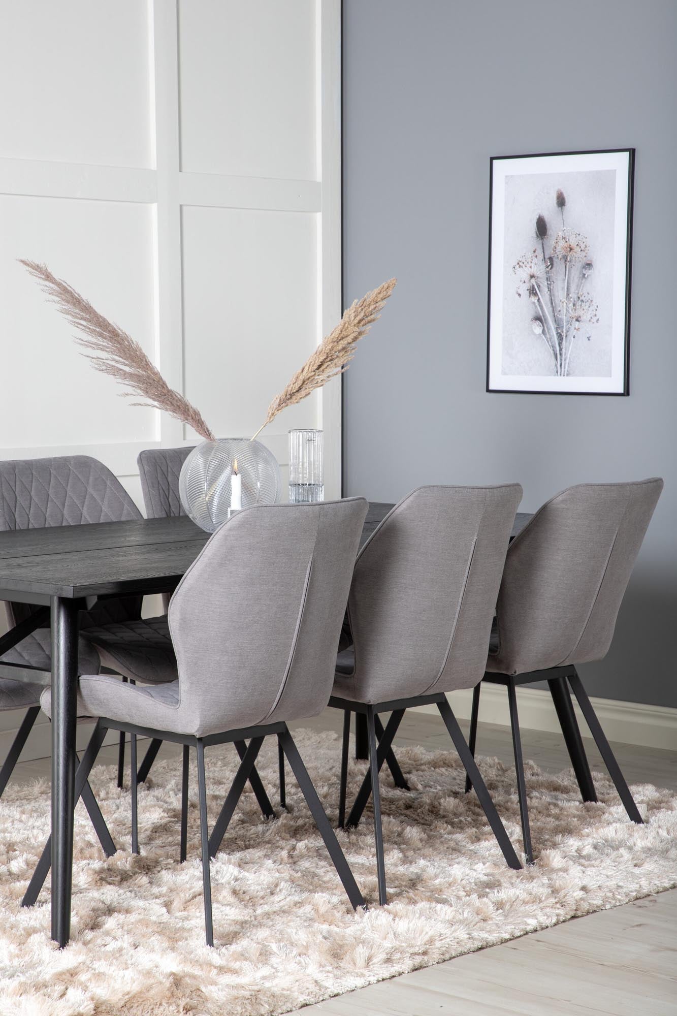 Modernes Esszimmerset mit ausziehbarem Tisch und 6 komfortablen Stühlen. Ideal für gesellige Abende und stilvolle Anlässe.
