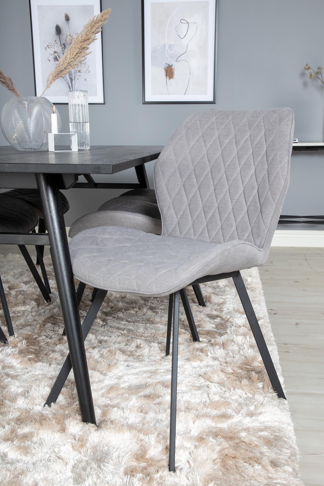 Elegantes, ausziehbares Esszimmerset mit 6 bequemen Stühlen. Perfekt für gesellige Runden und stilvolle Dinner-Events.