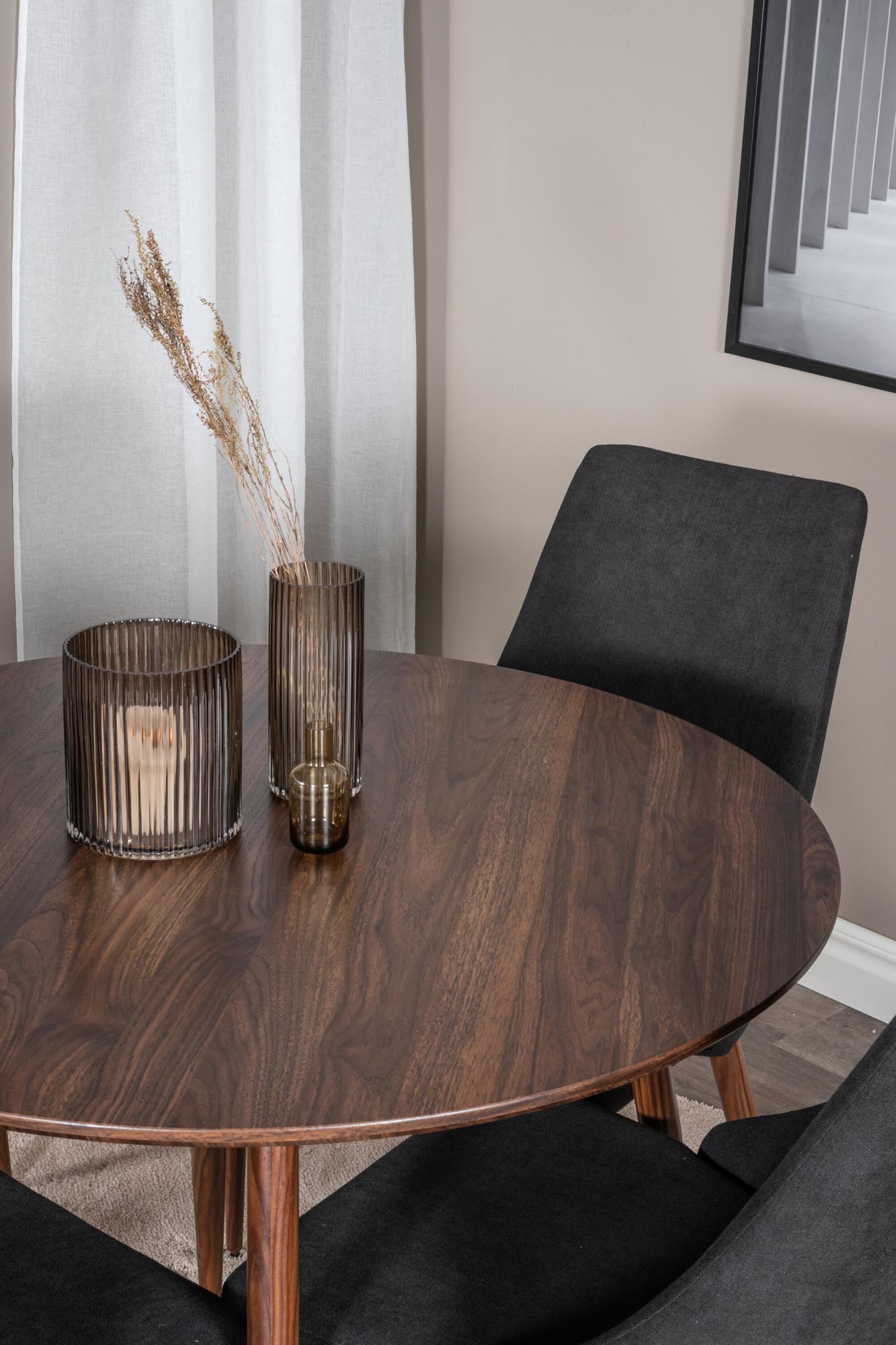 Stilvolles Plaza Esszimmerset mit 100 cm Tisch und 4 Leone-Stühlen. Perfekt für gemütliche Zusammenkünfte und modernes Design.