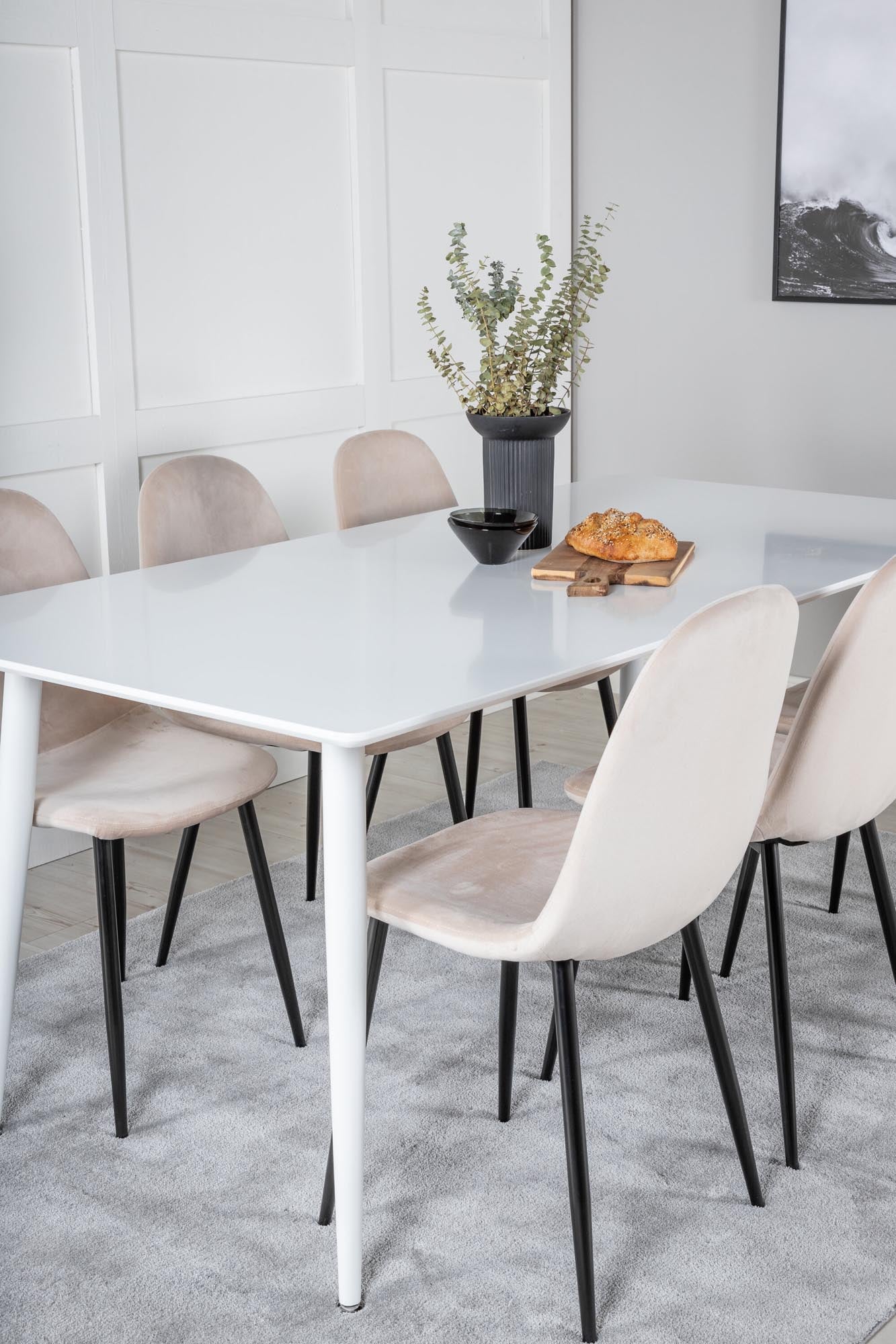 Elegantes Polar Esszimmerset von Venture Home: 180 cm Tisch und 6 stilvolle Samtstühle für einladende Dinner und unvergessliche Momente.