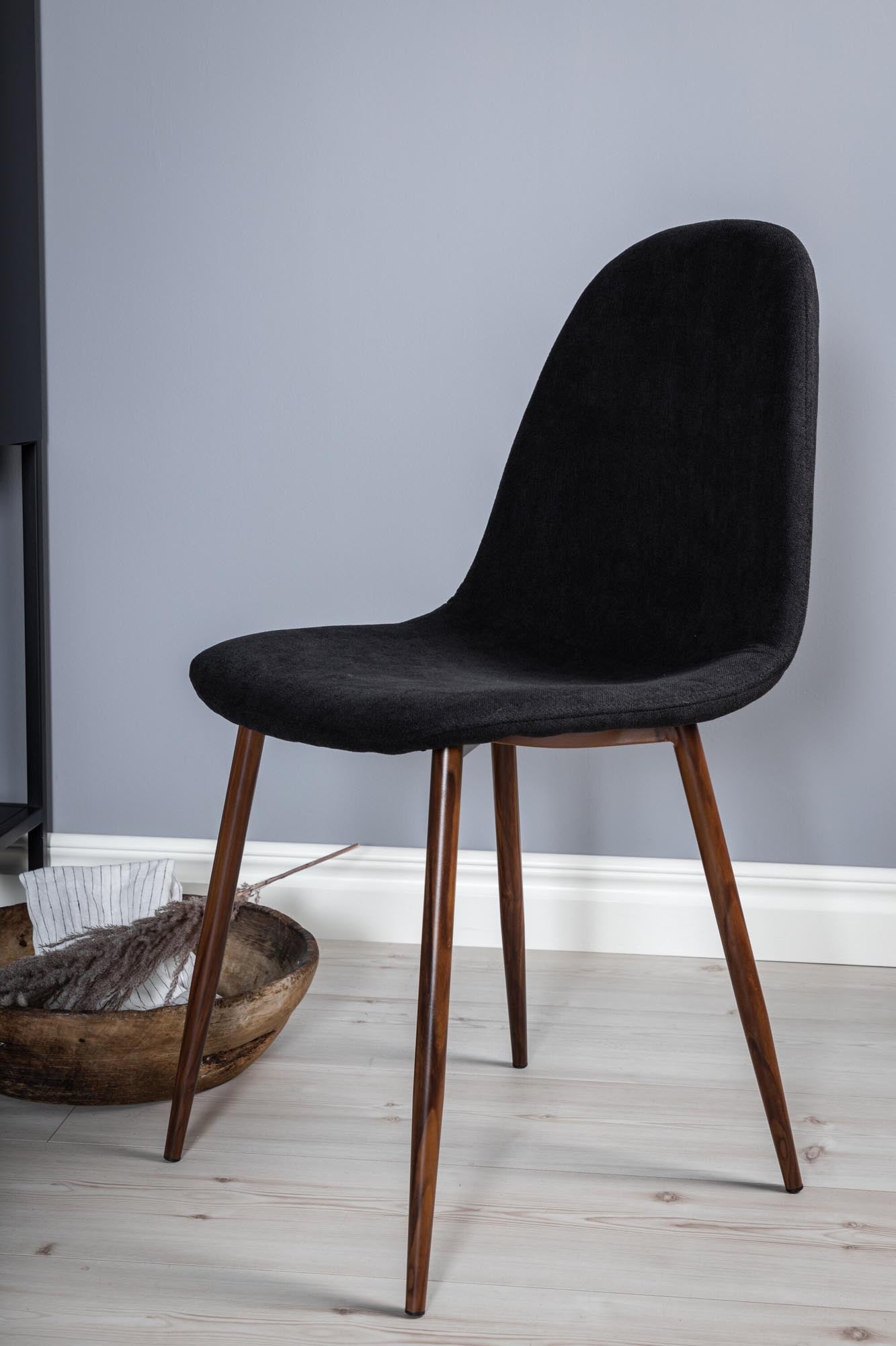 Entdecken Sie das Plaza Esszimmerset + Polar: Ein runder 100 cm Tisch und 4 stilvolle Samtstühle für gesellige Abende und ein elegantes Zuhause.